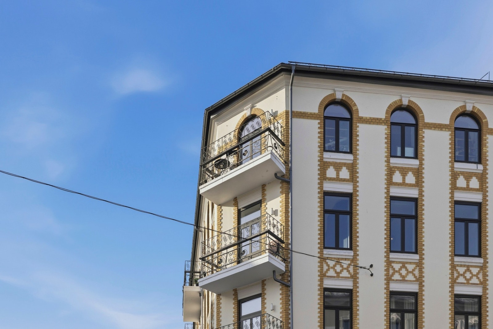 Boligen byr på gode kvaliteter som god takhøyde, store vindusflater samt en effektivt og godt utnyttet planløsning med gode lysforhold Galleribilde