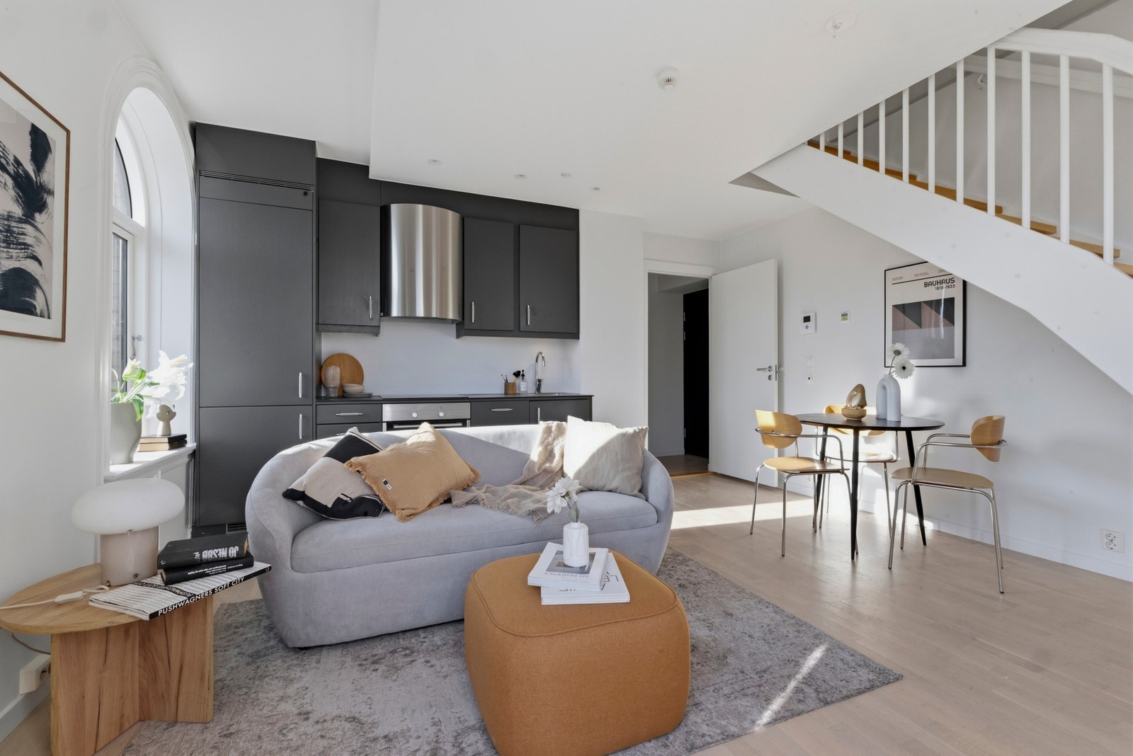 Leiligheten har god arealutnyttelse med kjøkken og stue i ett og samme rom - som gir et sosialt og innbydende oppholdsrom og gir rom for hyggelige sammenkomster. Galleribilde