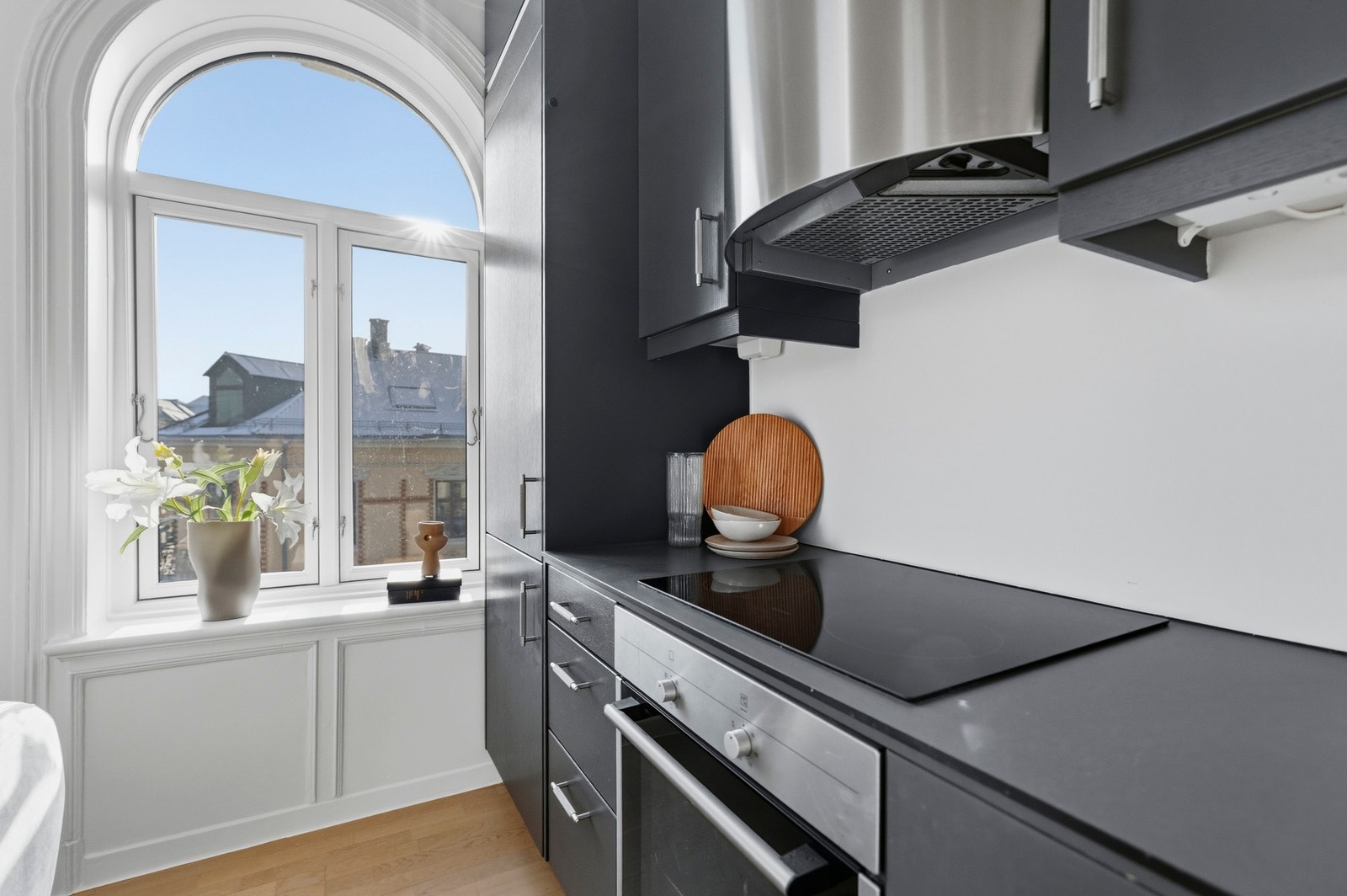 Kjøkkenet er innredet med integrerte hvitevarer som komfyr, induksjon platetopp, oppvaskmaskin og kjøl/frys. Det er kjøkkenventilator med avtrekk ut. Galleribilde