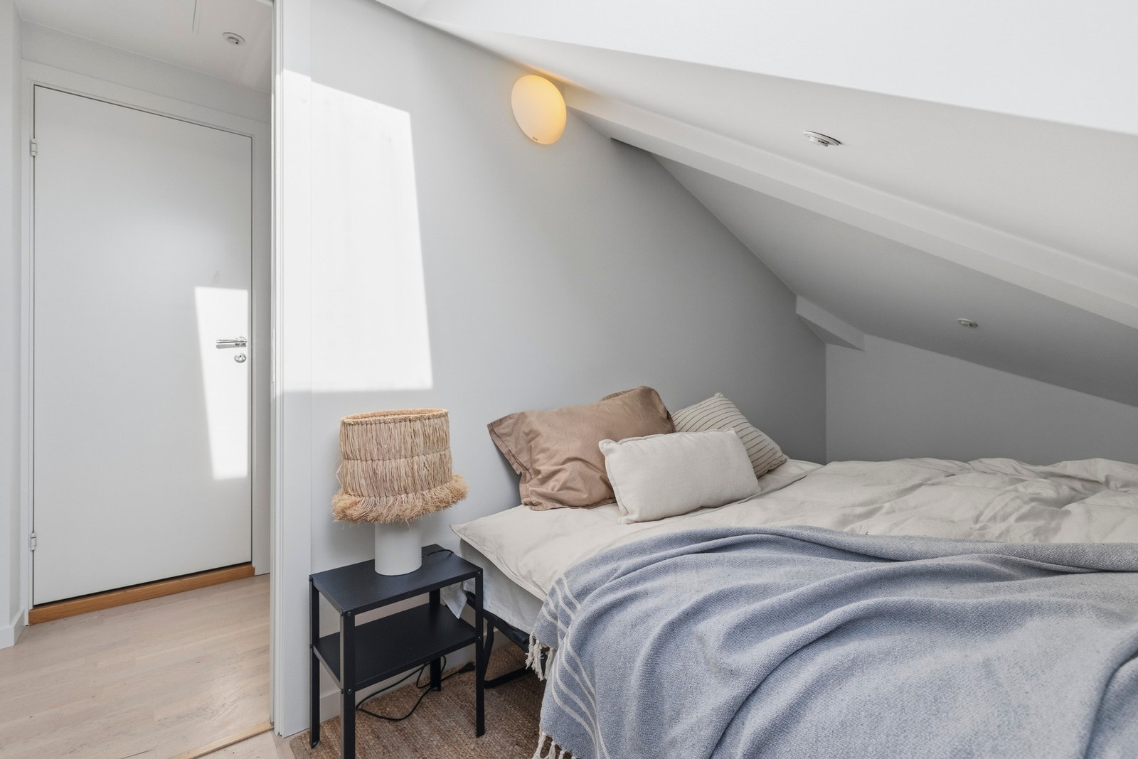 Soverom II - Rommet kan benyttes som leilighetens kontor, barnerom eller gjesterom etter ønskelig behov. Galleribilde