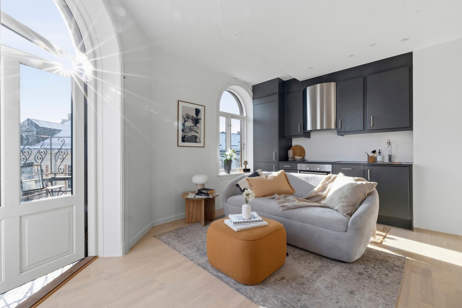 I enden av rommet er det utgang til en koselig balkong, som på sommerstid oppleves som en forlengelse av stuen. Galleribilde