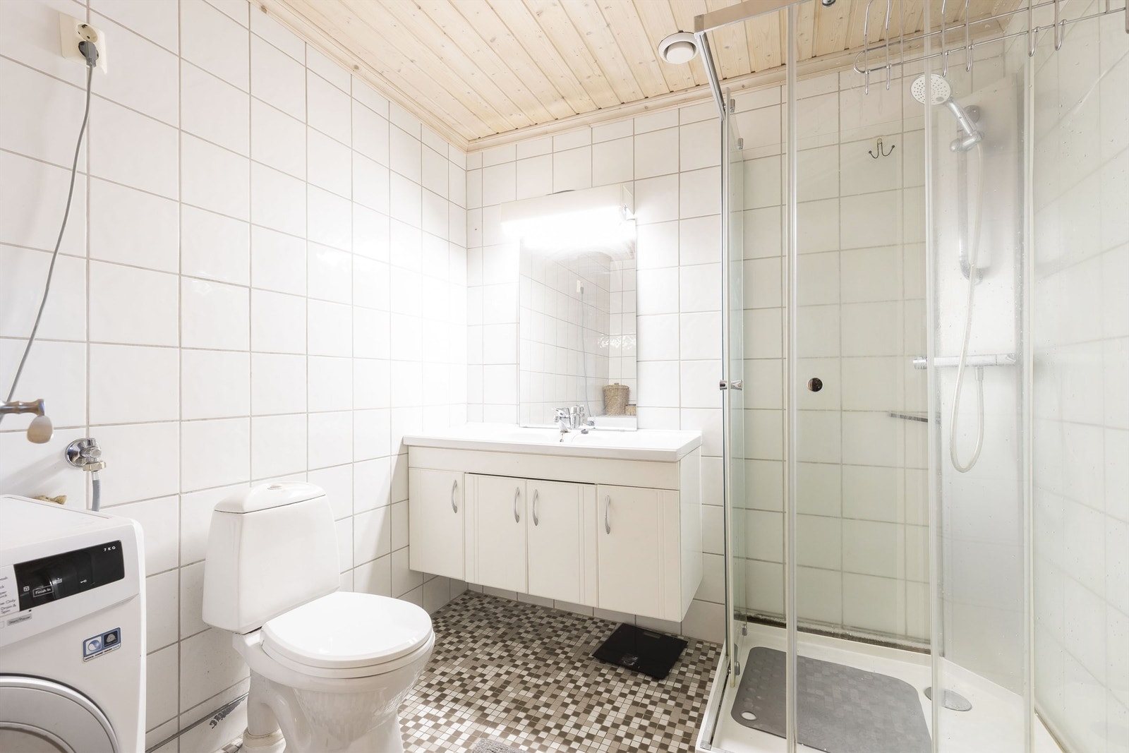 Flislagt bad med varmekabler. Dusjkabinett, servantinnredning, wc og opplegg til vaskemaskin Galleribilde