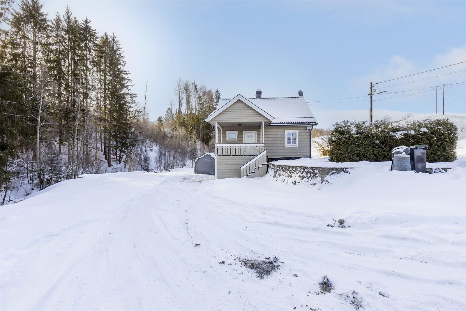 Romslig gruset gårdsplass. Fasadeoppgradering i 2008. Galleribilde
