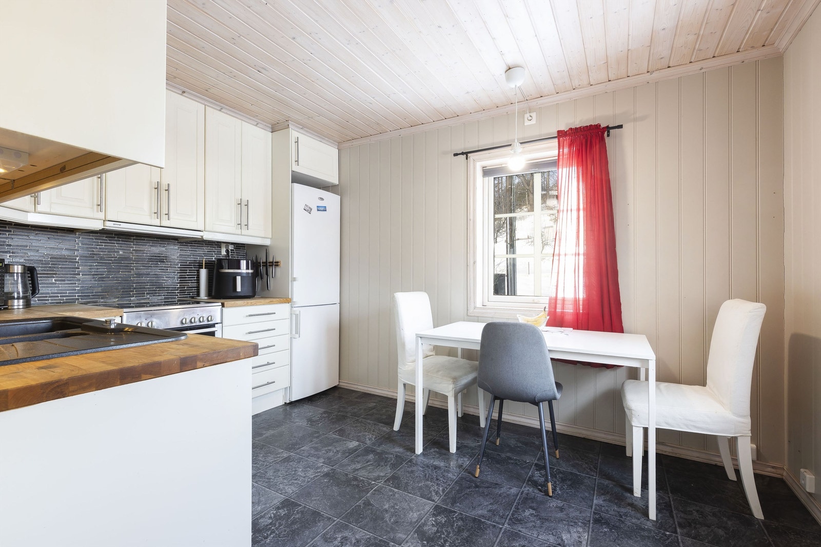 Kjøkken. Alle hvitevarer kan medfølge. Galleribilde