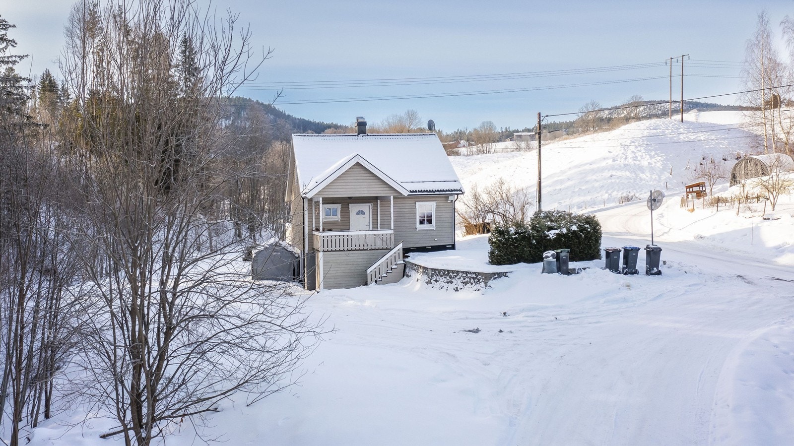 Romslig gruset gårdsplass. Fasadeoppgradering i 2008. Galleribilde