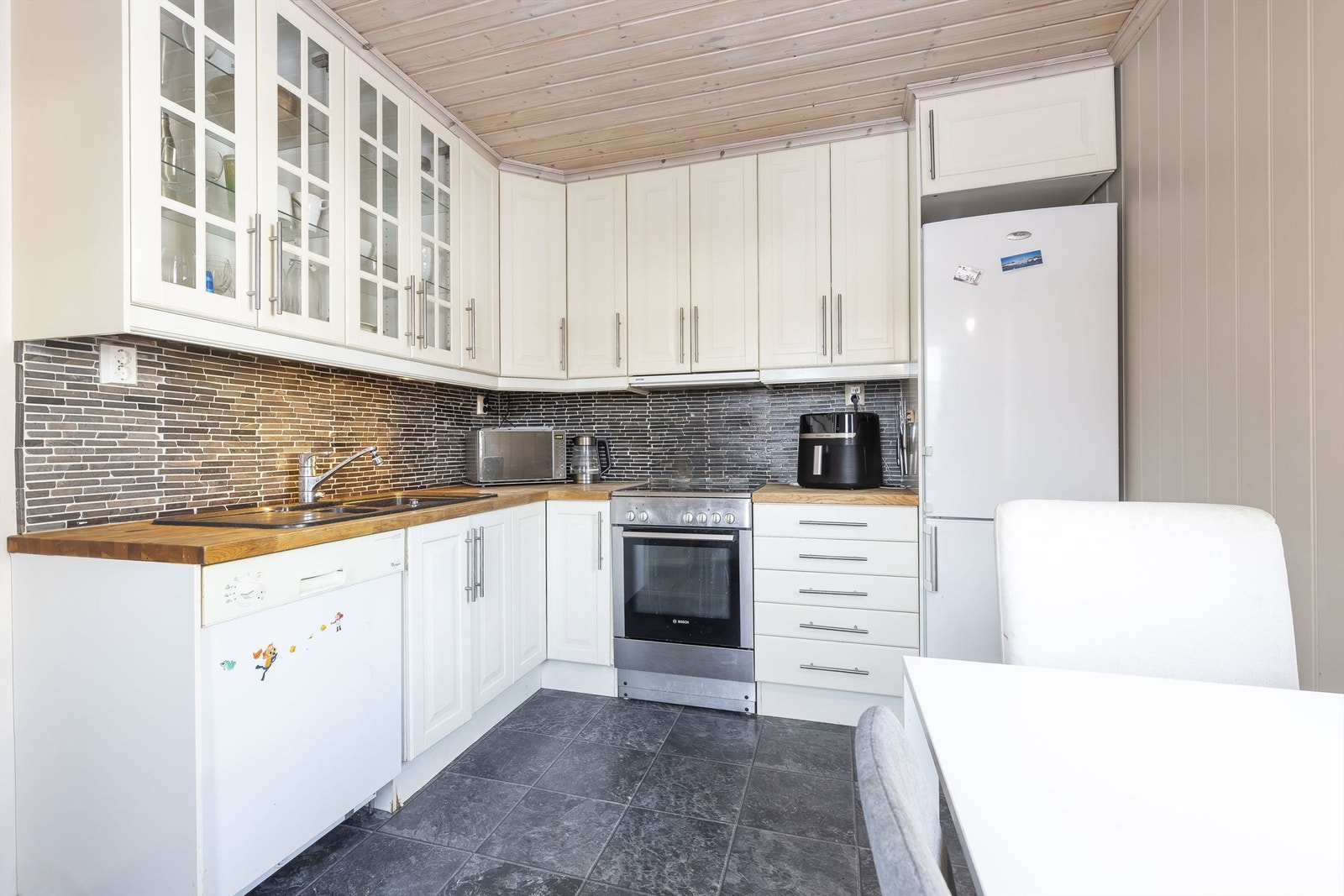 Kjøkken. Alle hvitevarer kan medfølge. Galleribilde