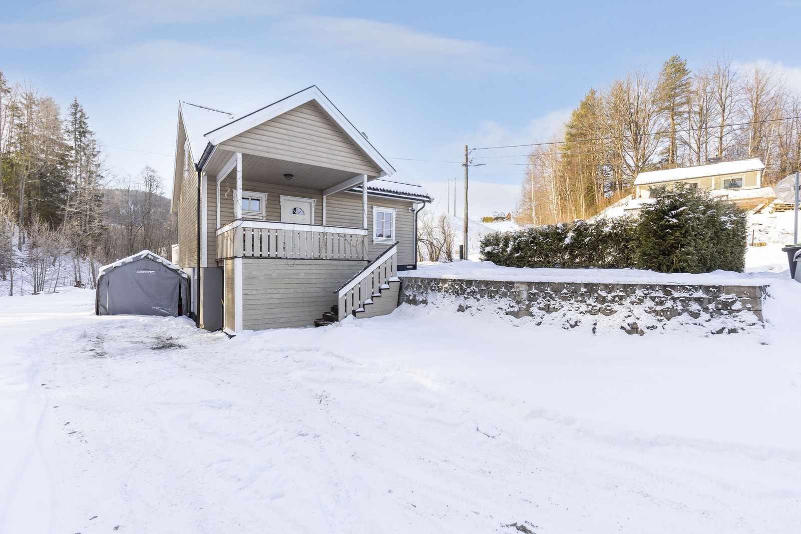 Romslig gruset gårdsplass. Fasadeoppgradering i 2008. Galleribilde