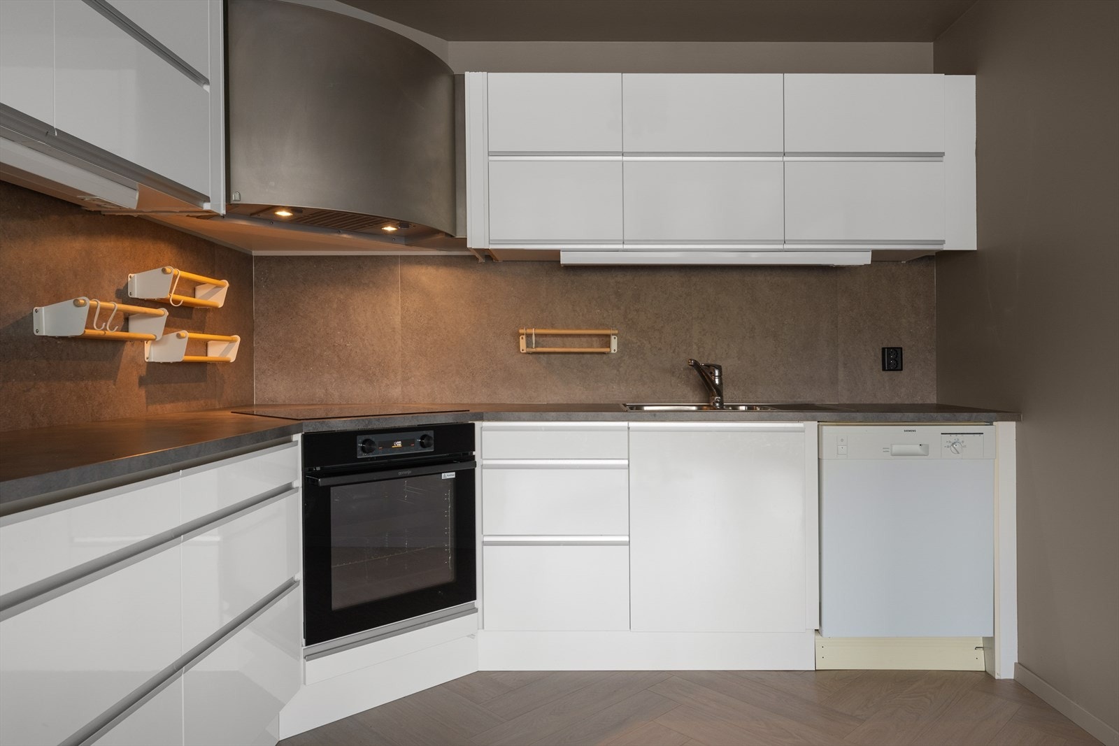 Godt med arbeidsplass og integrerte hvitevarer Galleribilde