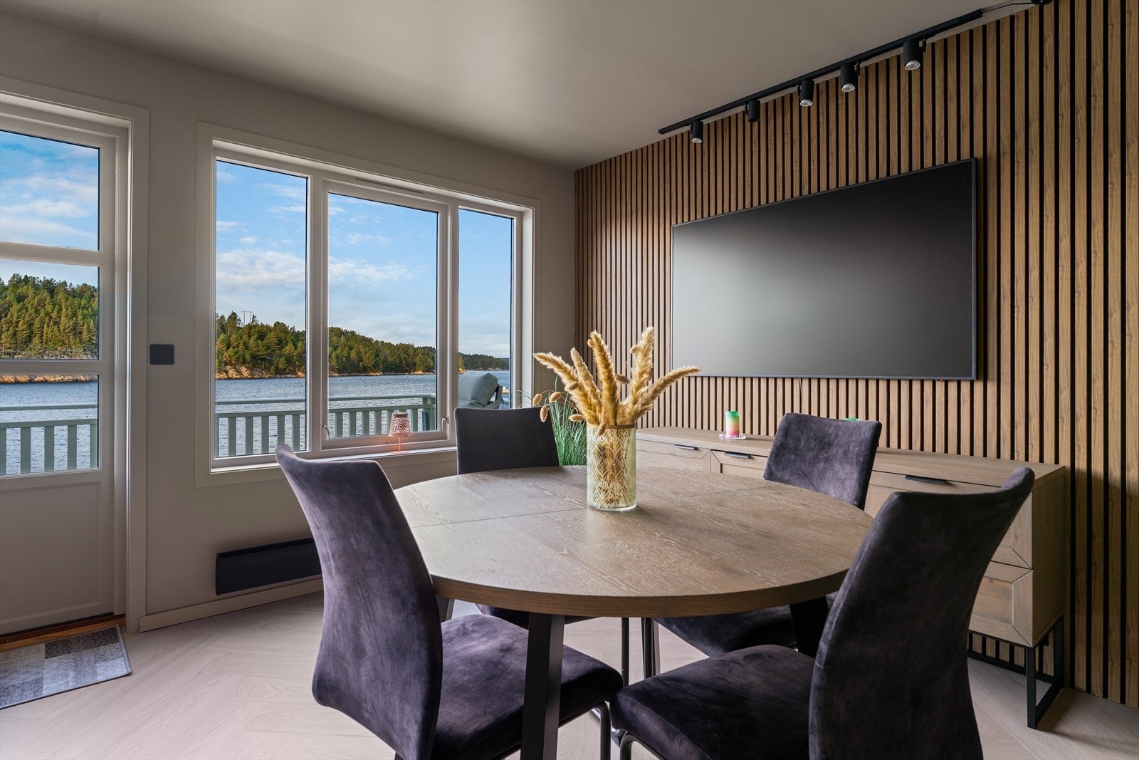 Naturlige møbleringssoner med plass til spisegruppe Galleribilde