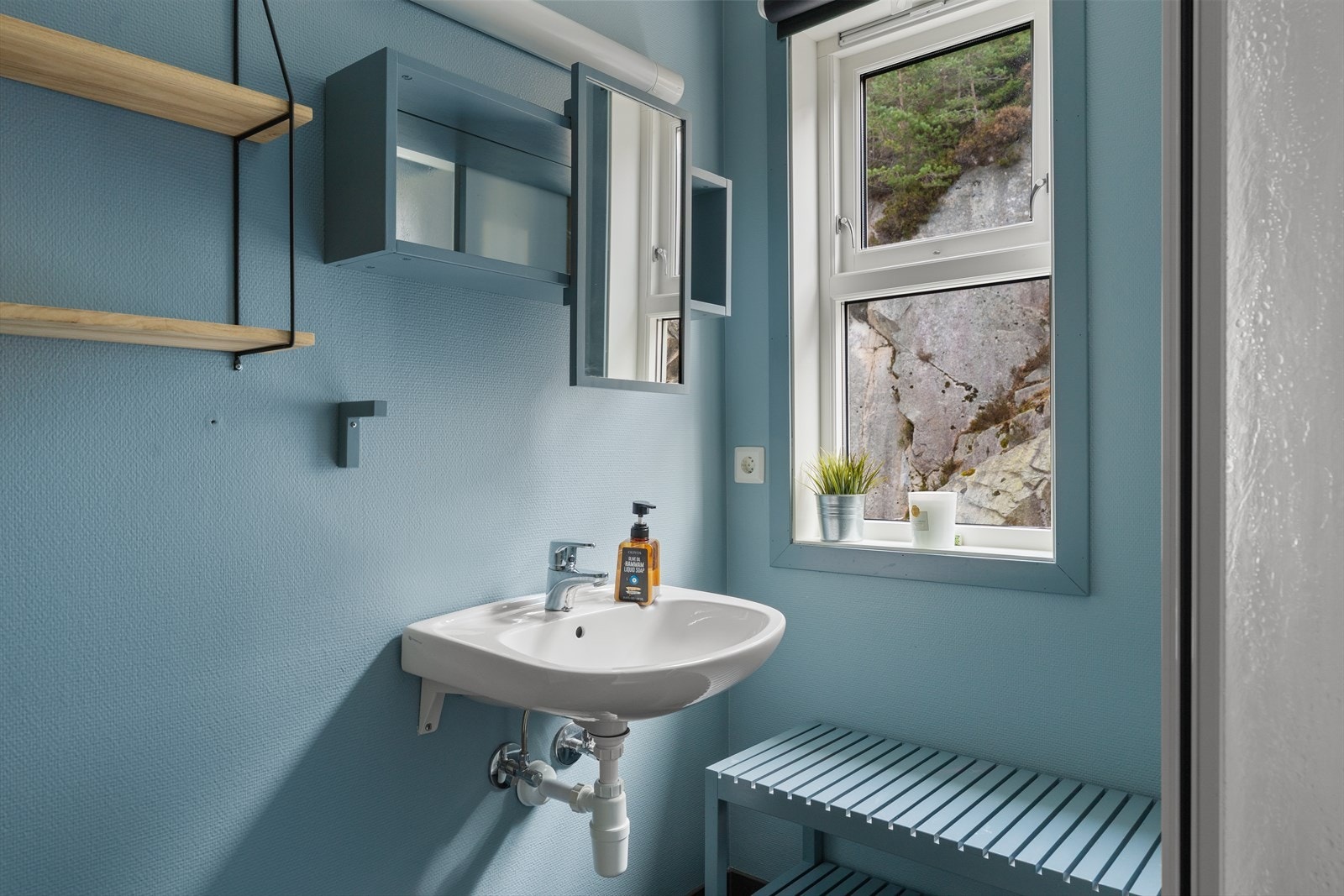 Utstyrt med servant med speil og overlys, dusjkabinett, gulvstående toalett, rør-i-rør system og mekanisk avtrekk i himling Galleribilde