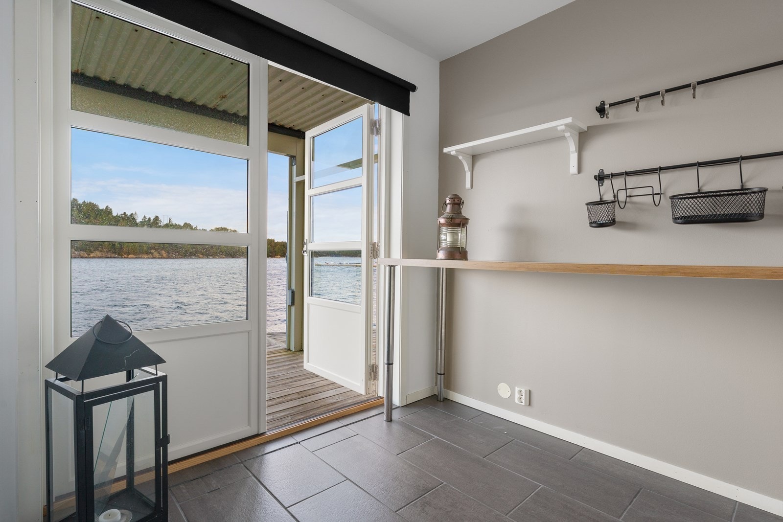 Inngang fra bakkeplan Galleribilde