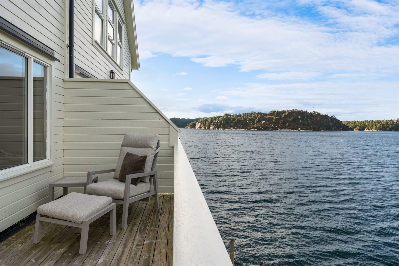 Direkte utgang til solrik balkong Galleribilde