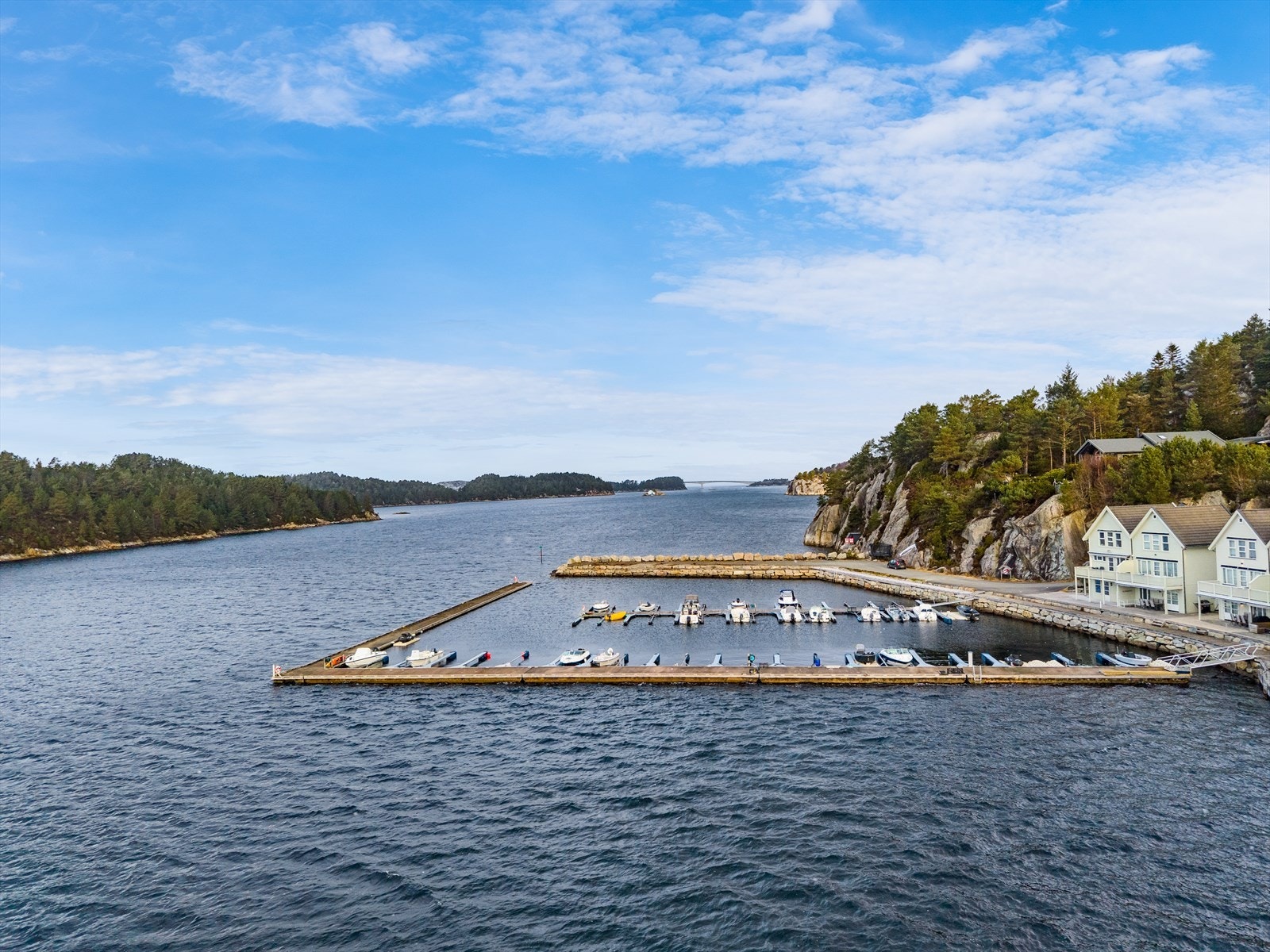 Herfra er det knappe 5min til Storebø, med bl.a. Sentrumsbygg m/butikker og treningssenter, Storebøportalen m/butikker, apotek og helsesenter, badestrand i Gråsiddalen og kafé/restaurant v/Casa Mia i Prestegarden Galleribilde