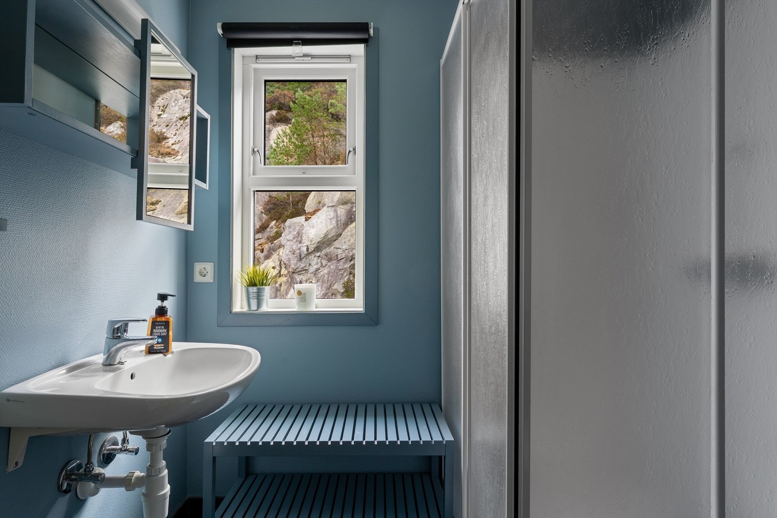 Badet har flislagt gulv med varme og malte vegger Galleribilde