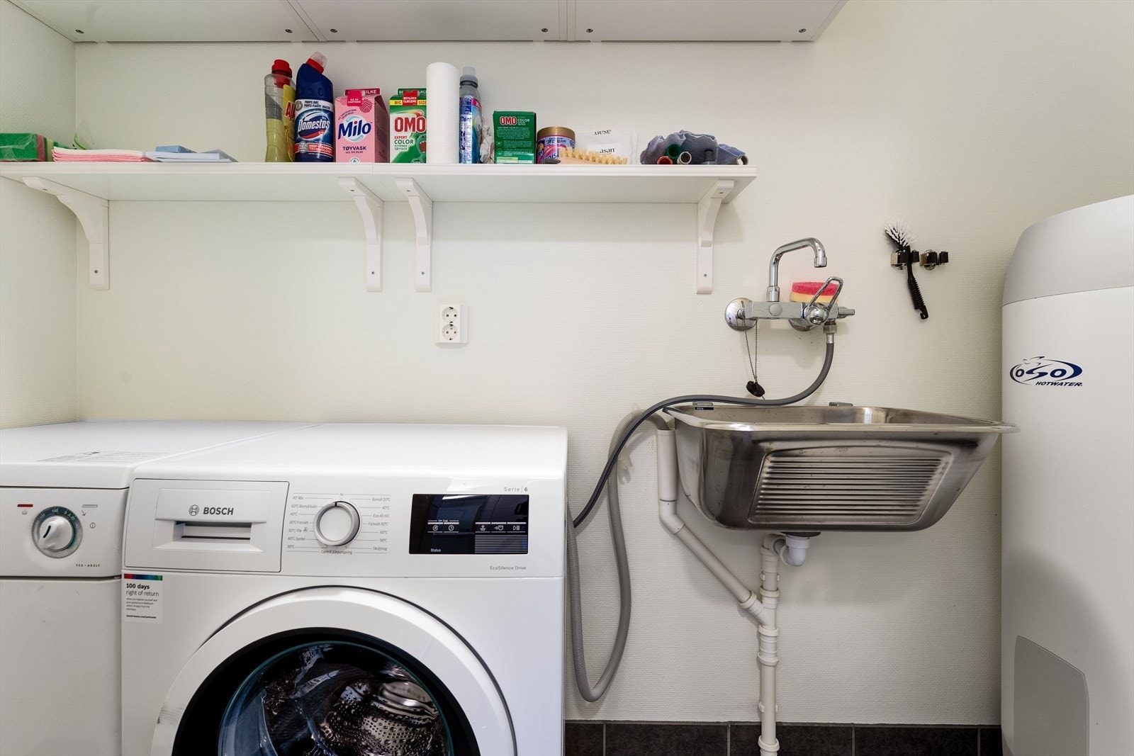 Vaskerommet har flislagt gulv og malte vegger Galleribilde