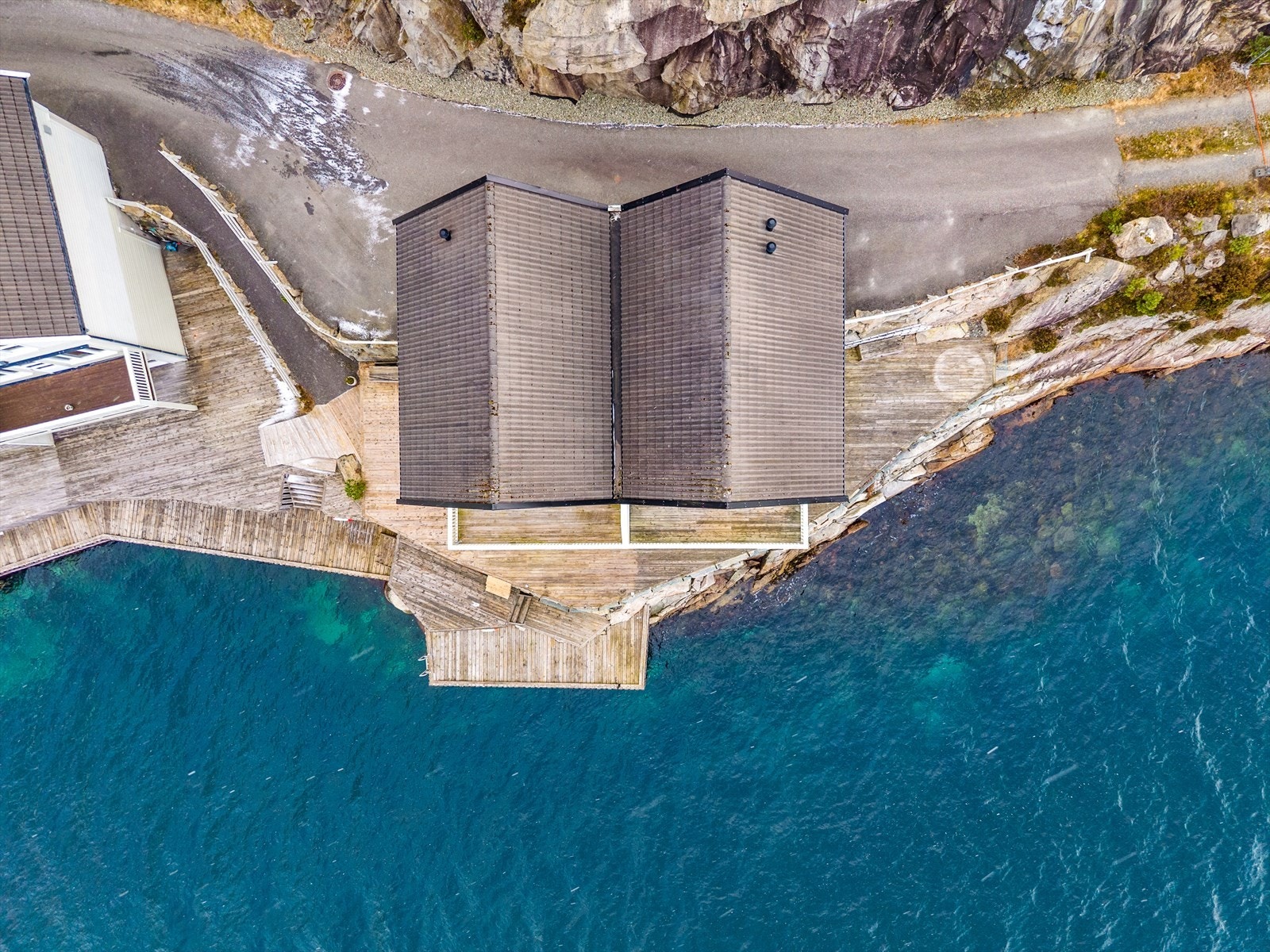 Oversiktsbilde over eiendommen - Parkering utenfor egen inngang eller på felles biloppstillingsplass Galleribilde