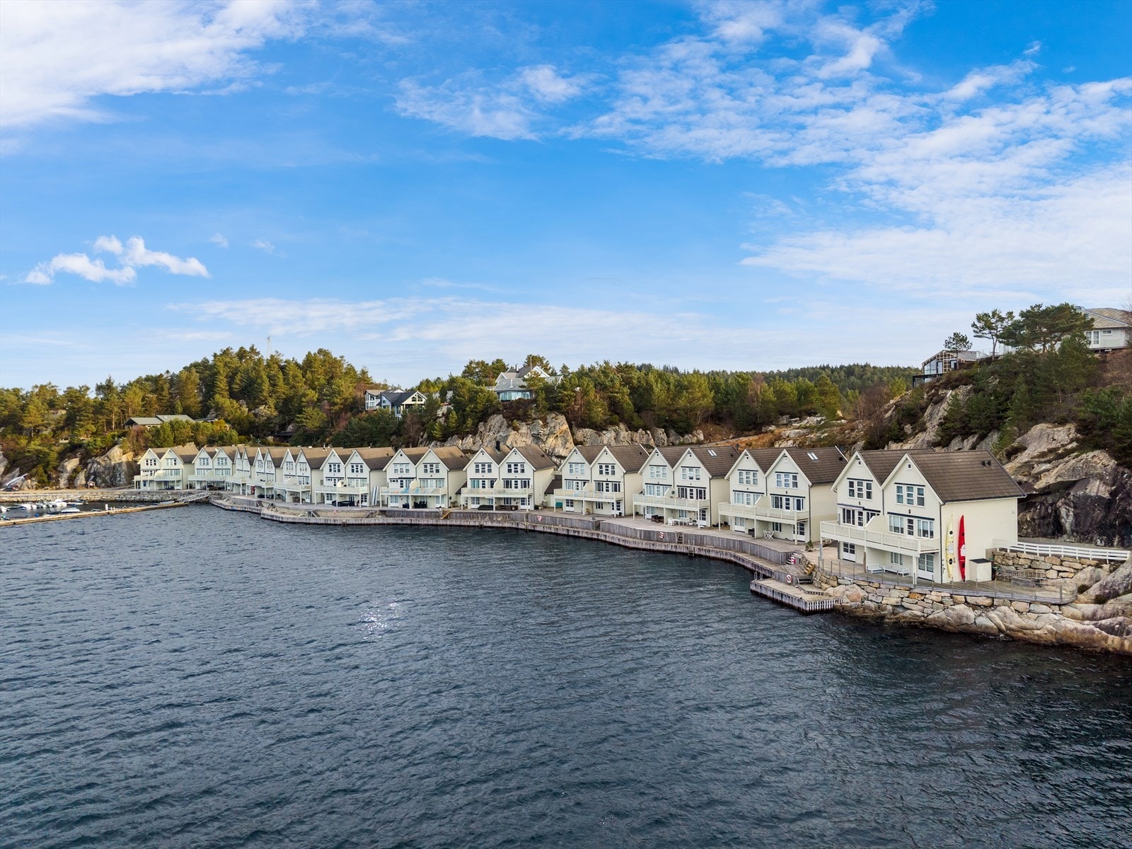 En lekker & vestvendt rorbu m/gjennomgående flotte kvaliteter, samt særs idyllisk beliggenhet i sjøkanten på Storebø! Galleribilde