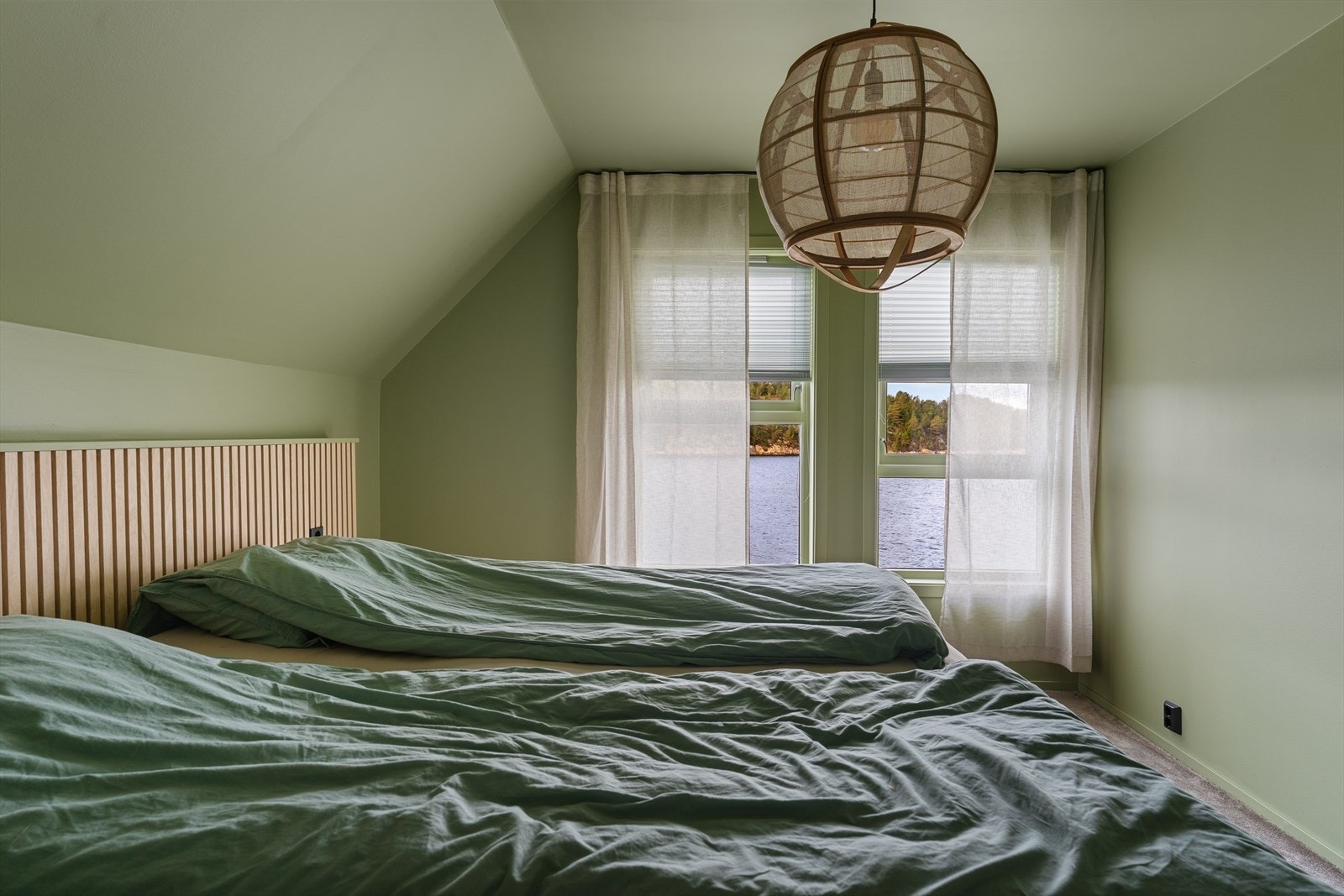 Plass til stor dobbeltseng og garderobeløsning Galleribilde