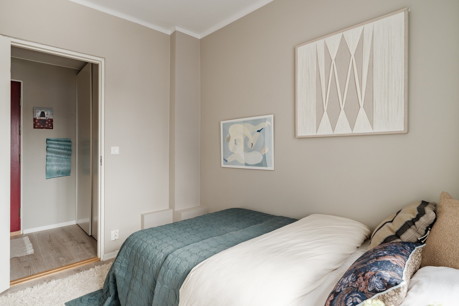 Fleksibel planløsning med mulighet for å bruke både 3 soverom eller 2 soverom med dobbelt stue. Galleribilde