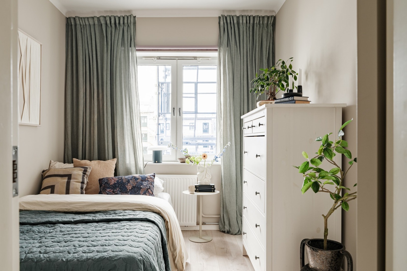 Soverom II med plass til dobbeltseng. Rommet fikk ny radiator i 2020. Galleribilde