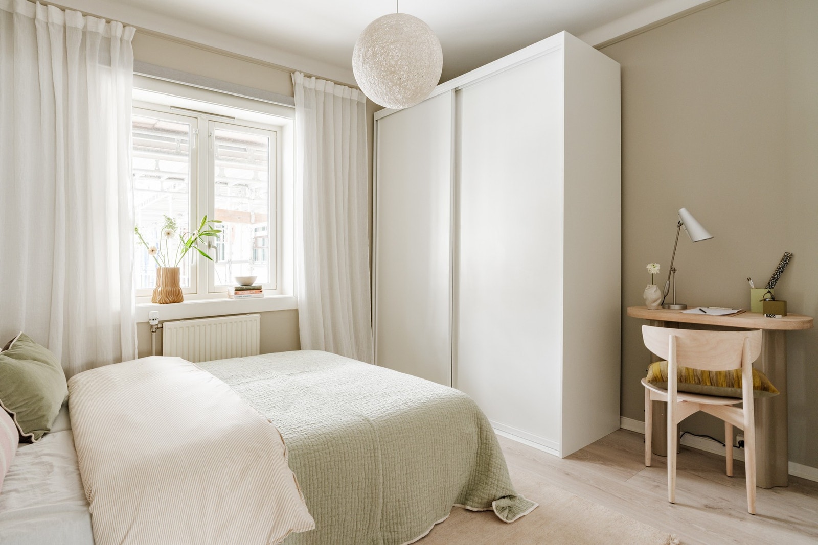 Soverom I med skyvedør fra Kvik - det er vedtatt etablering av balkong fra dette soverommet. Galleribilde