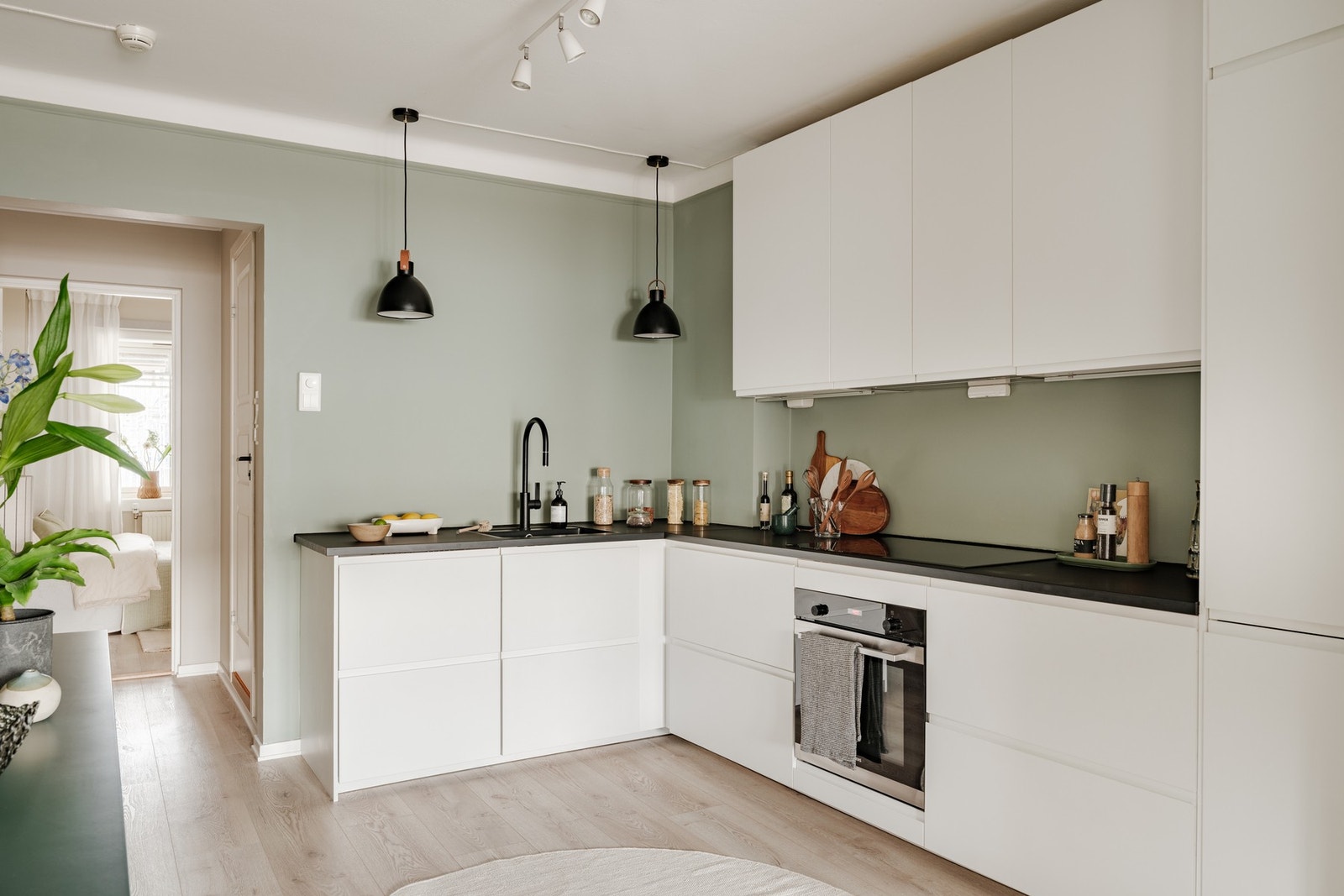 Tidløs kjøkkeninnredning med slette fronter. Galleribilde