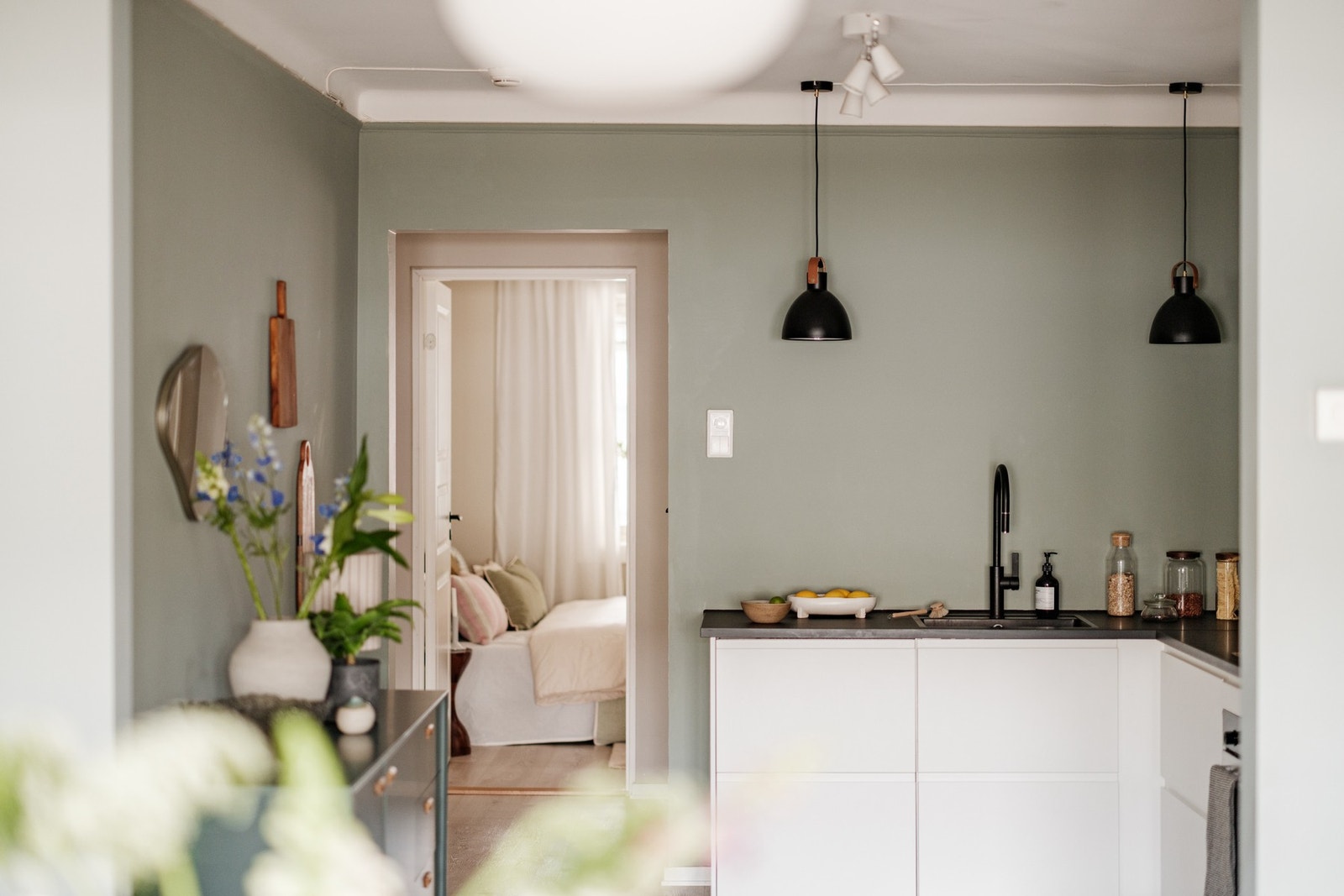 Rikelig med skap- og benkeplass i kjøkkeninnredningen, samt plass til ytterligere oppbevaringsmuligheter. Galleribilde