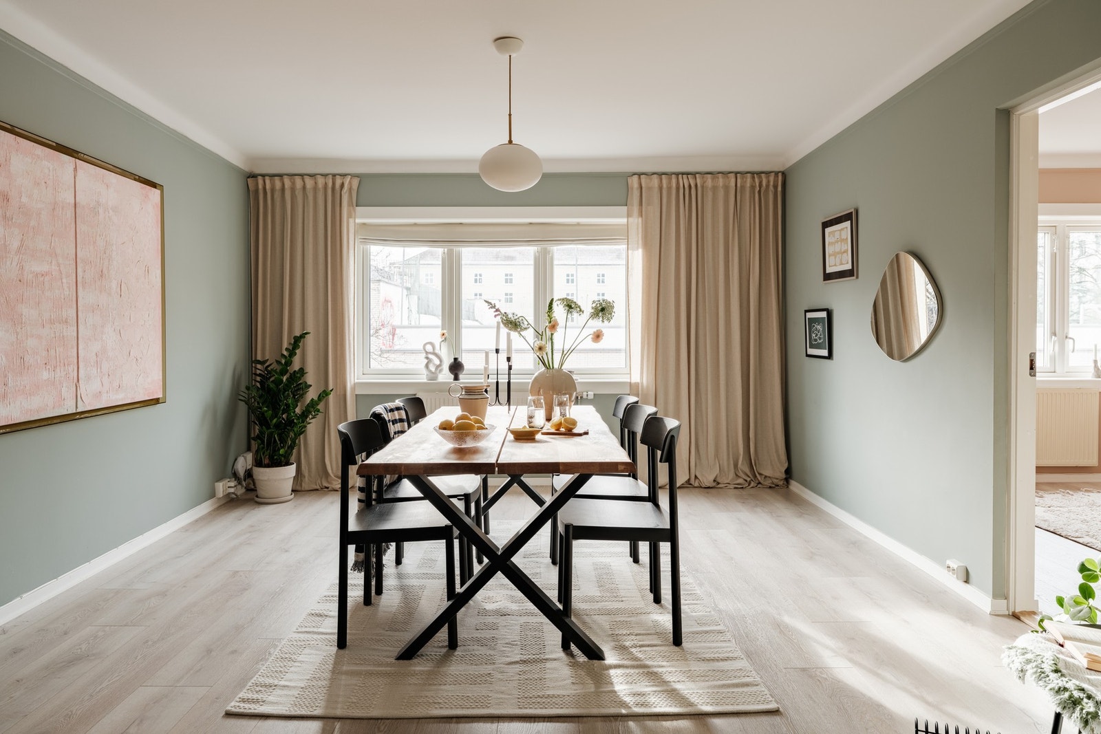 Stor og sosial spisestue med god plass til stor spisebordsgruppe. Selger har hatt både sofagruppe og spisebord i dette rommet. Galleribilde