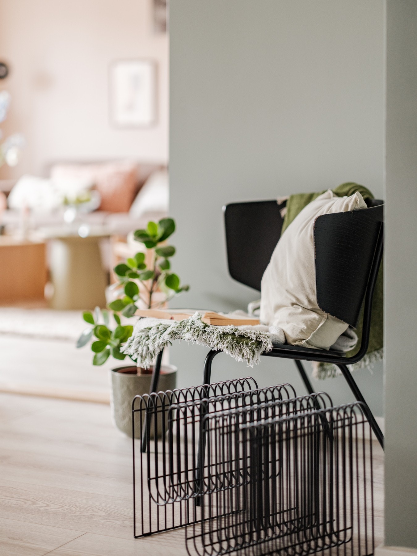 Boligen holder en gjennomført stilren standard med fine overganger og en lun fargepalett. Galleribilde