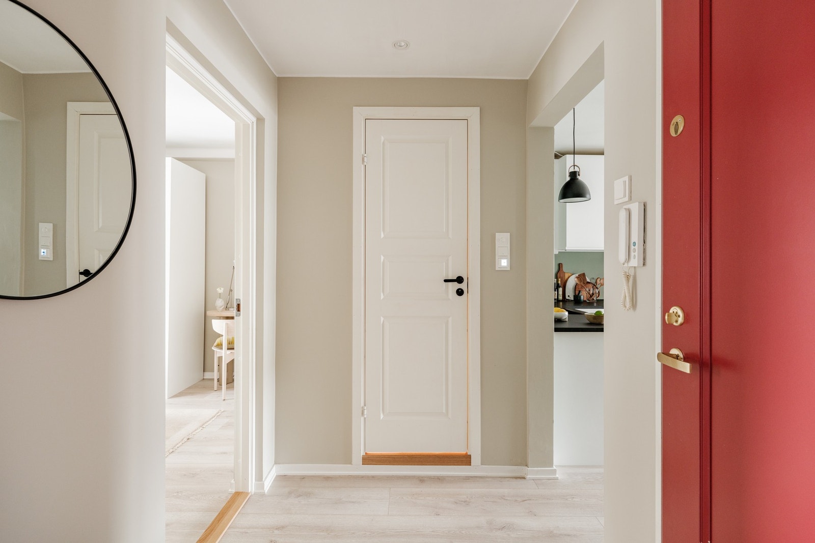 Stor og innbydende entré/gang med god plass til oppheng av yttertøy og sko. Rommet ble malt opp i 2026. Galleribilde