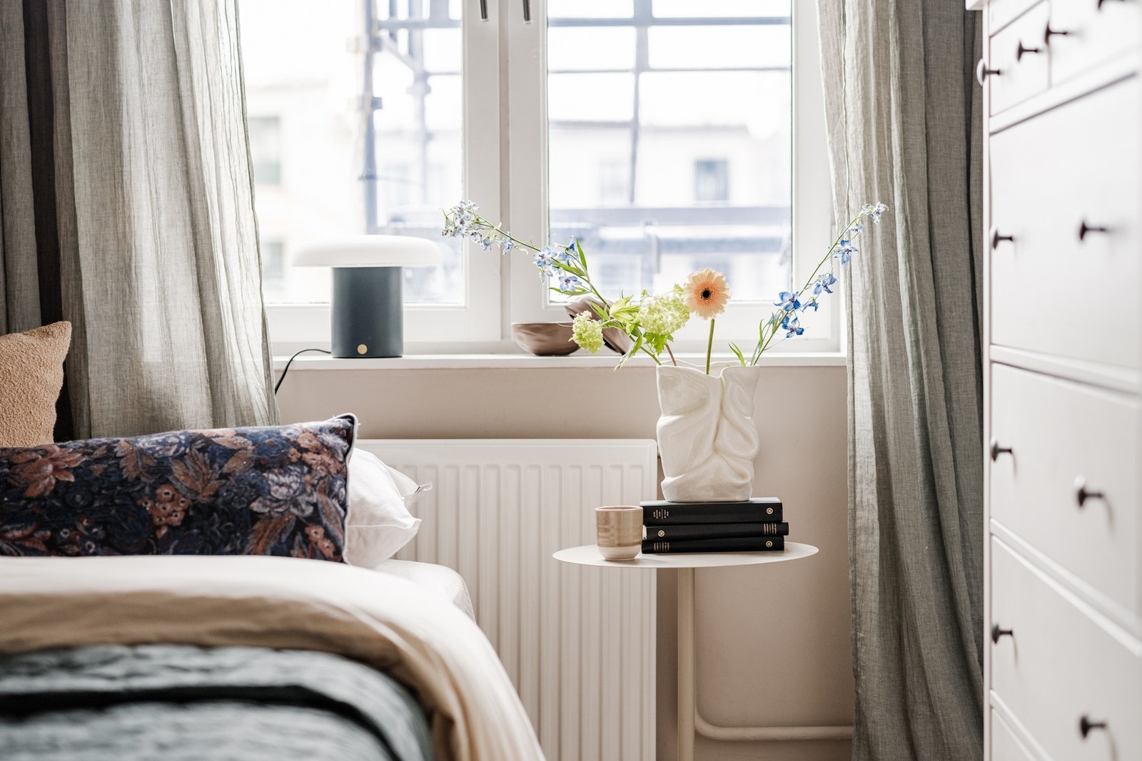 Begge soverommene vender mot indre gårdsrom. Galleribilde