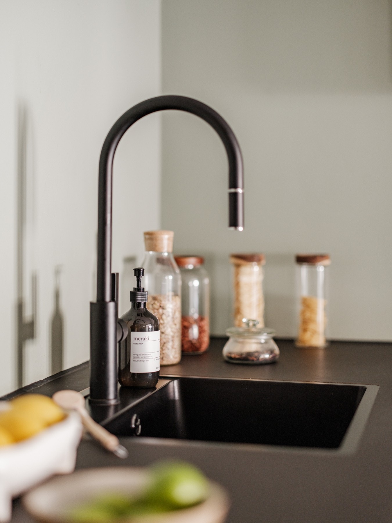 Laminat benkeplate med svart planlimt oppvaskkum av kompositt e.l. Galleribilde