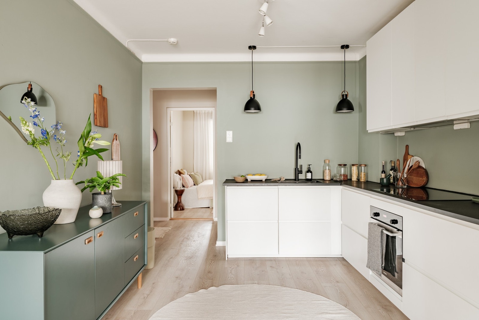 Integrert induksjonsplatetopp, stekeovn, oppvaskmaskin og kombinert kjøle- og fryseskap. Galleribilde