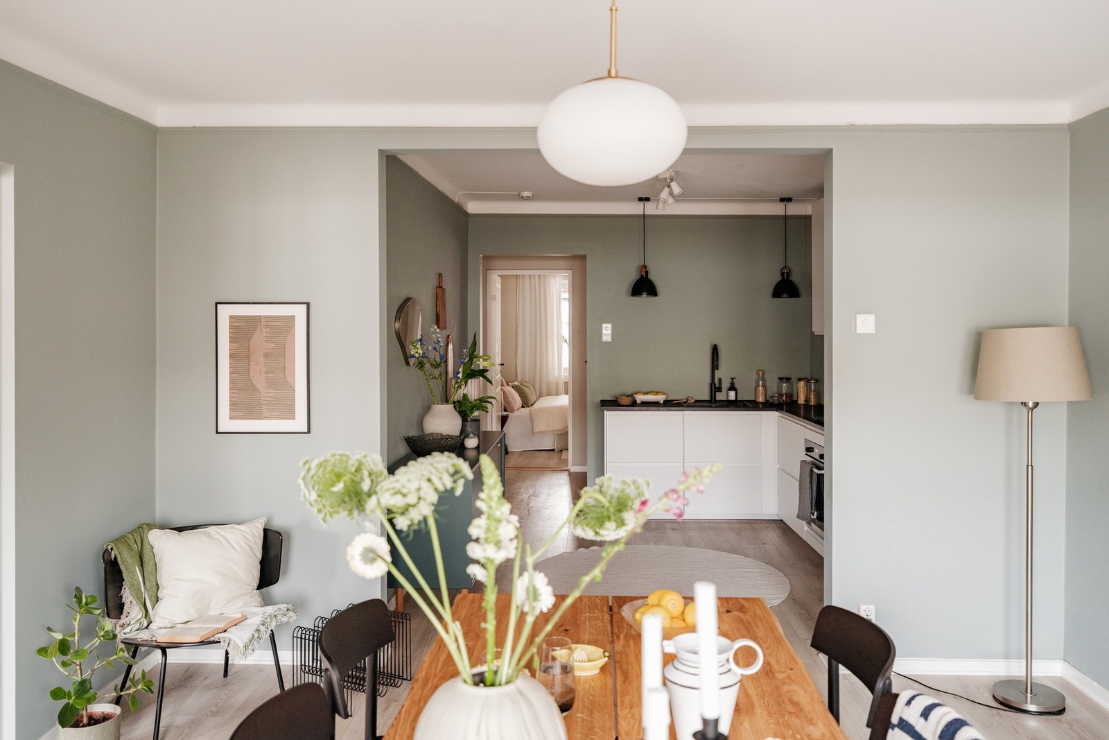 Stue og spisestue i delvis åpen løsning. Galleribilde