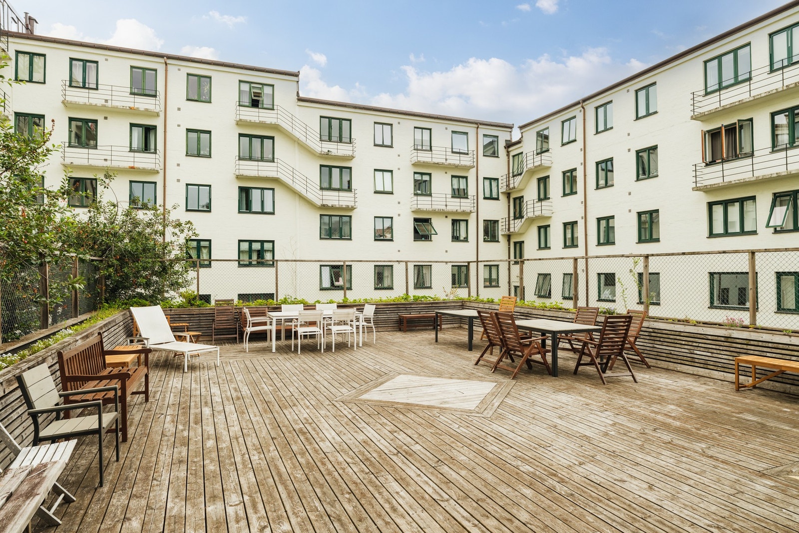 Aksjelaget har en velholdt og tiltalende bakgård. Galleribilde