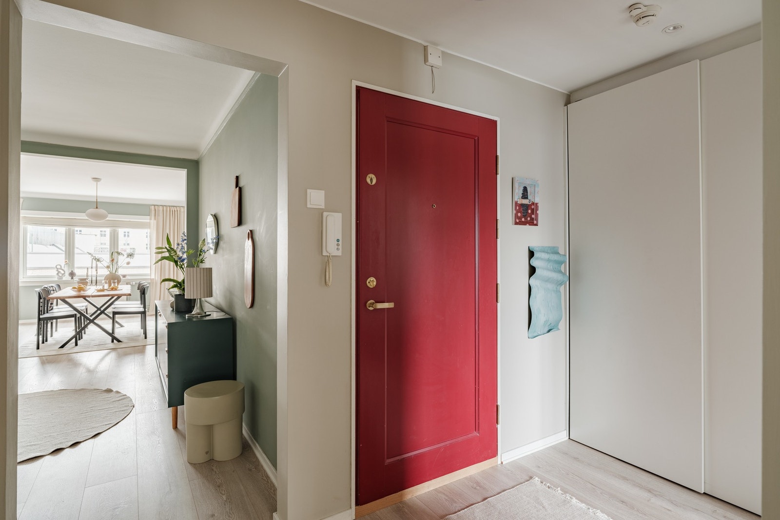 Fabrikkmalt entrédør av treverk med kikkehull og sikkerhetslås. Callinganlegg. Galleribilde