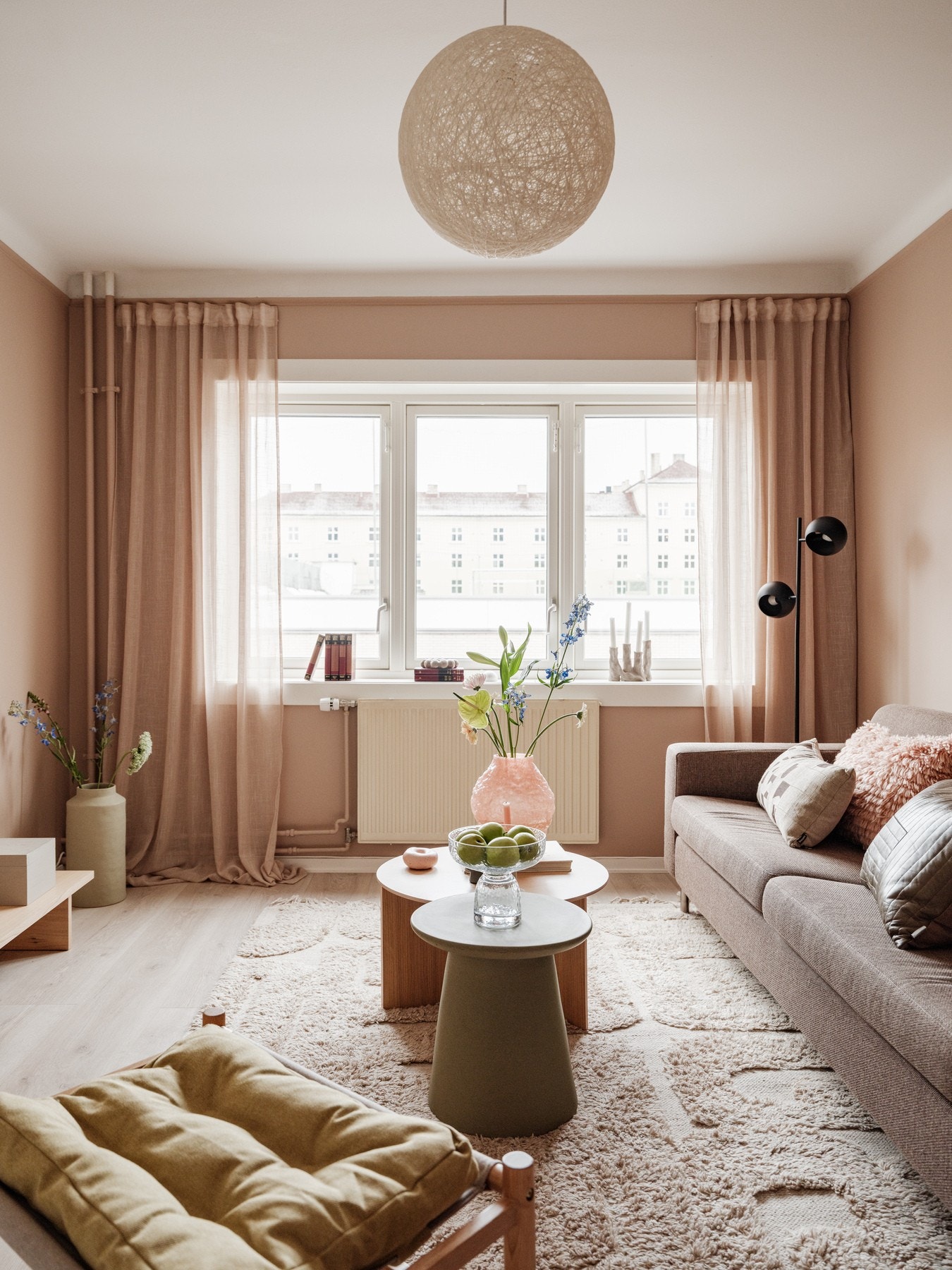 Lys og innbydende stue med god plass til stor sofagruppe med tilhørende mediemøblement. Selger har benyttet dette rommet til sitt hovedsoverom. Galleribilde