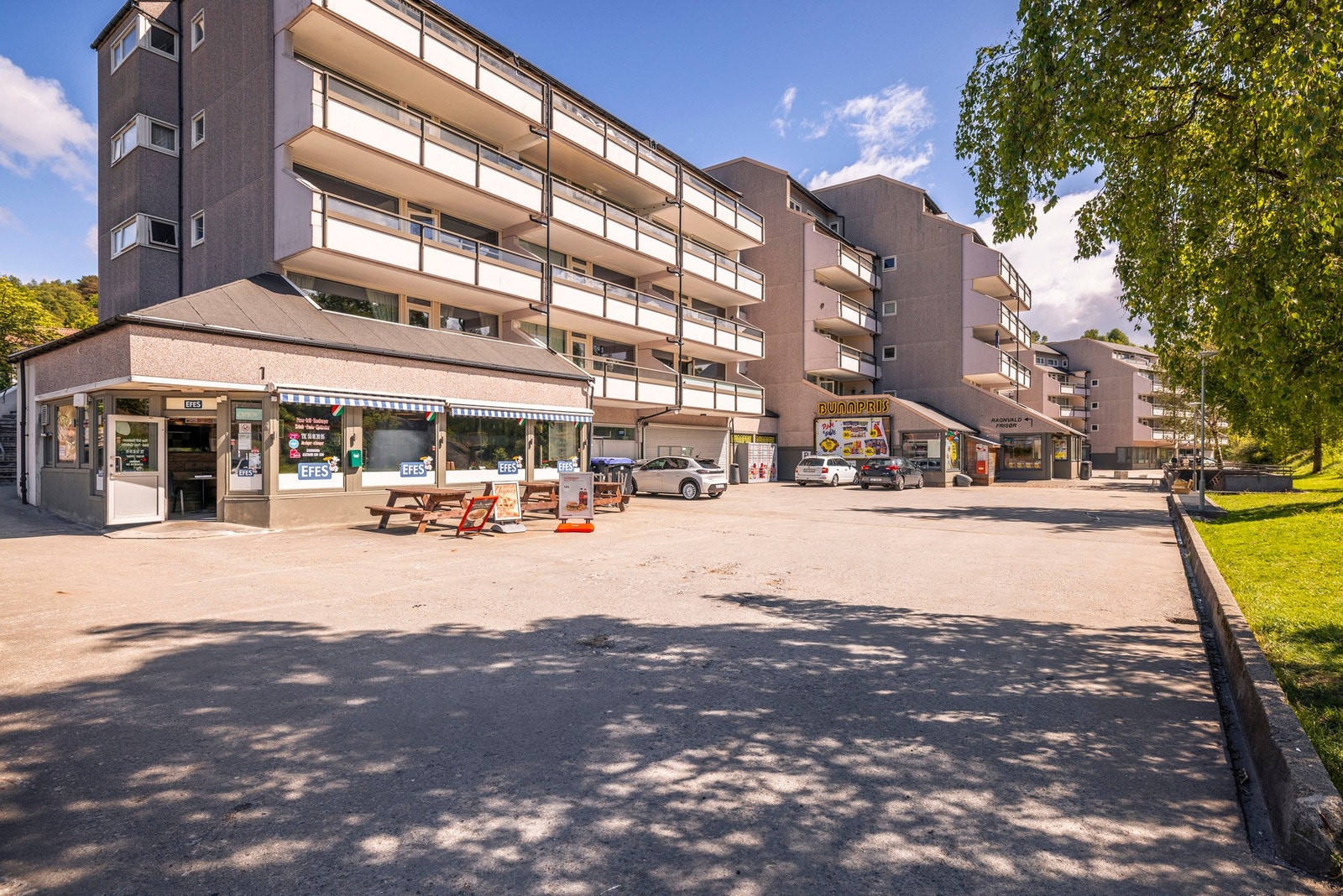 Leiligheten har en sentral beliggenhet like ved Ulvedalen Torg med fine fellesarealer og flere gode servicetilbud rett i nærheten. Galleribilde