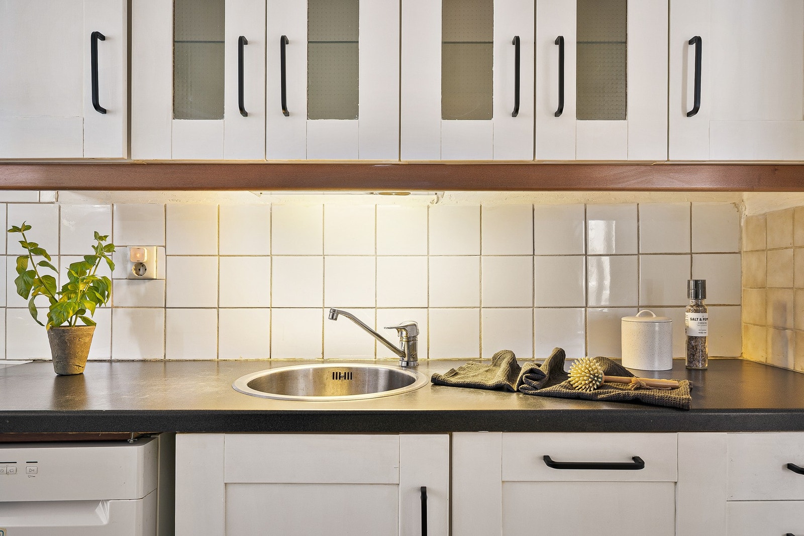 Integrert ventilator bidrar til et ryddig uttrykk, og det er tilrettelagt for komfyr, kjøleskap og oppvaskmaskin. Galleribilde