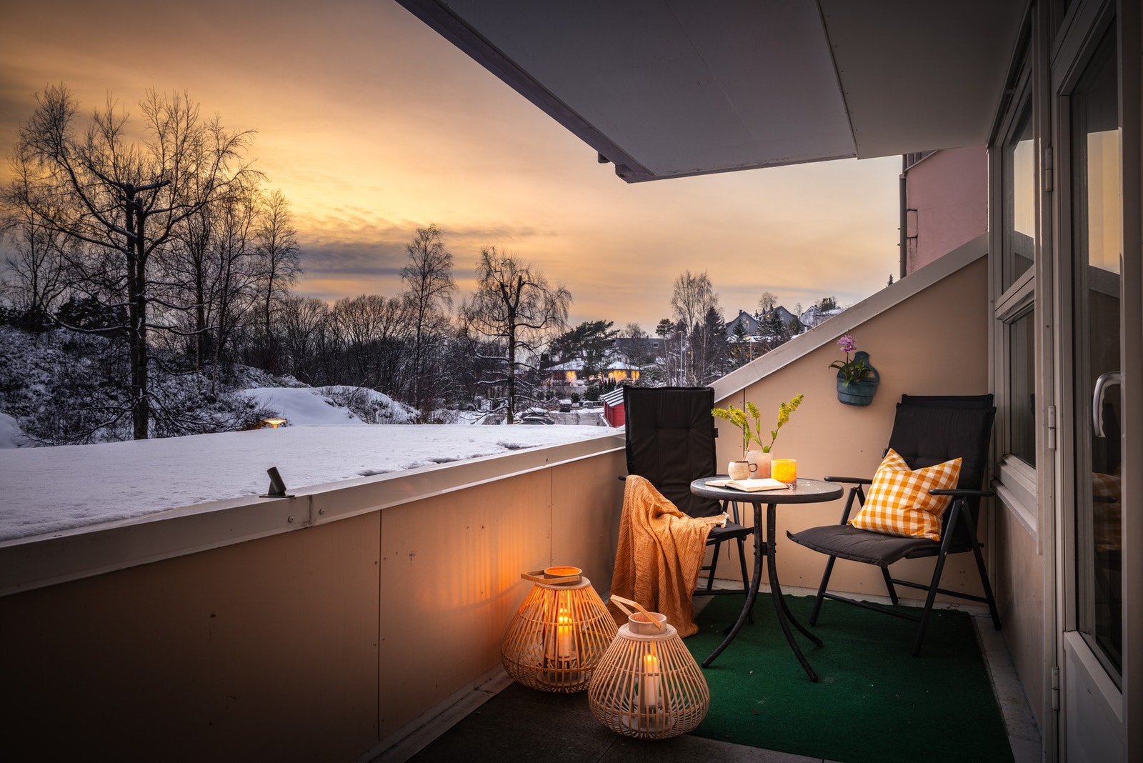 Leiligheten har en balkong som måler 10 kvm. Her kan du sitte å nyte av omgivelsene. Galleribilde