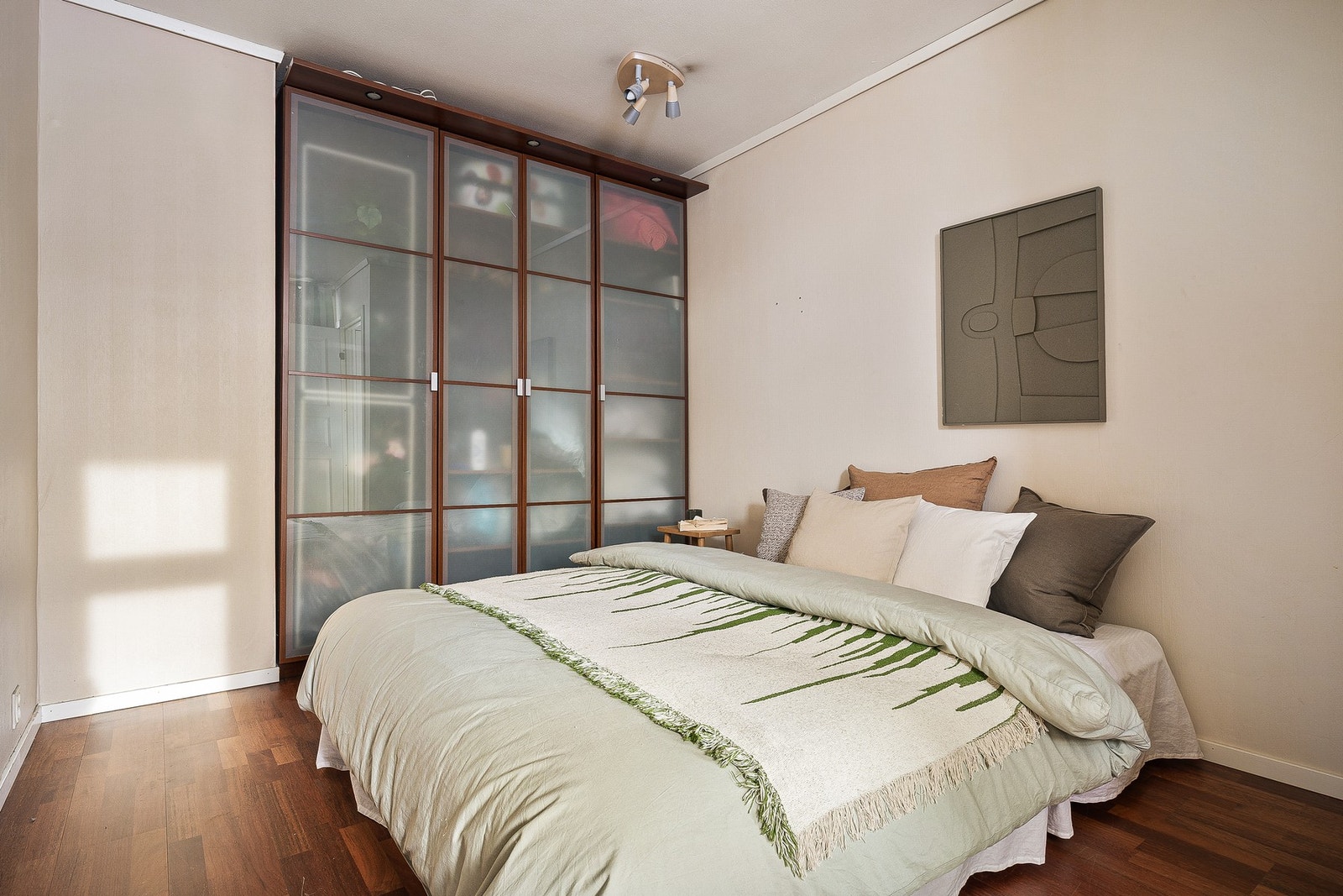 Her er det plass til garderobeløsning og stor seng. Galleribilde