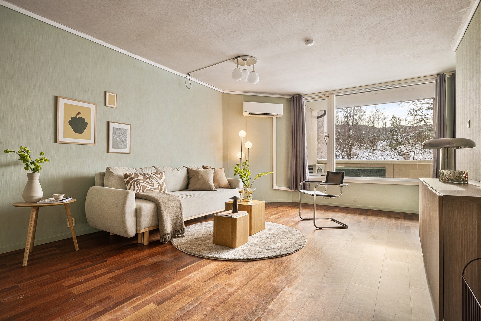 Stuen preges av store vindusflater som bringer godt med lys i rommet, og som åpner opp for en luftig atmosfære. Galleribilde