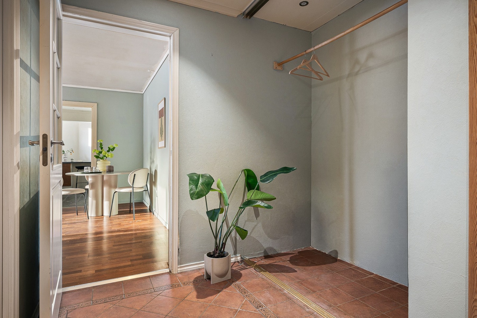 I gangen er det stor og god plass til å henge fra seg yttertøy! Galleribilde