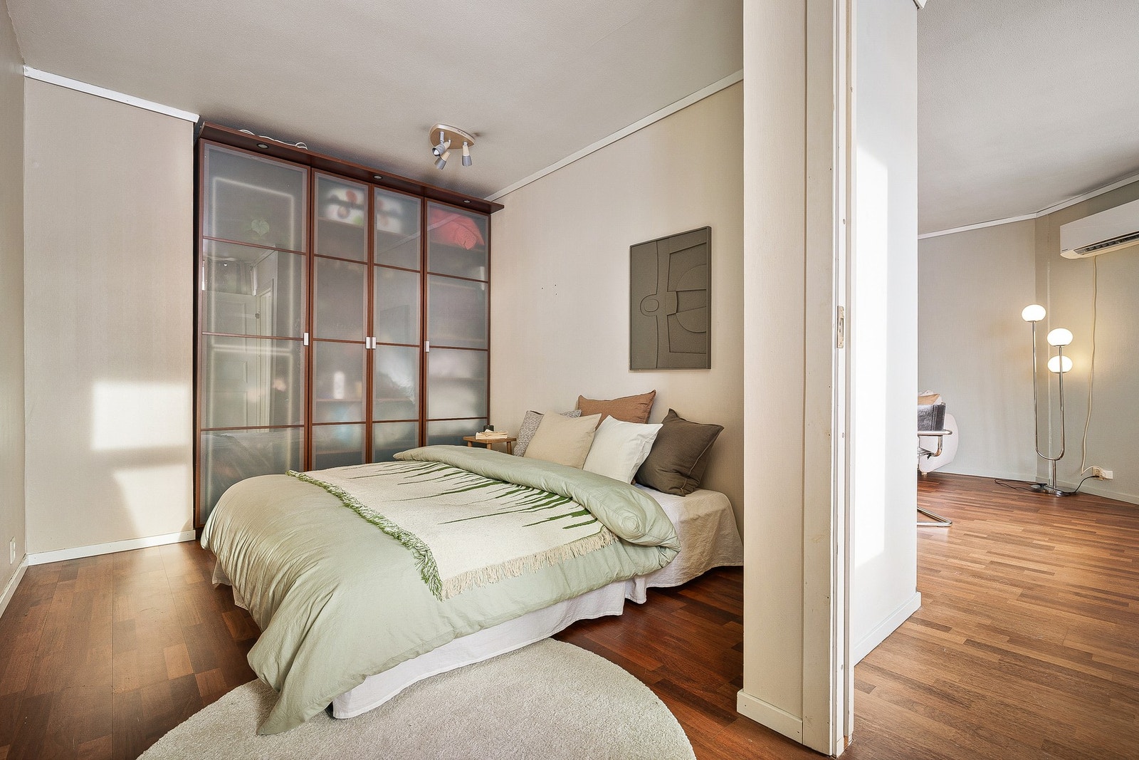 Soverommet i leiligheten er av god størrelse på 11,2 kvm. Galleribilde