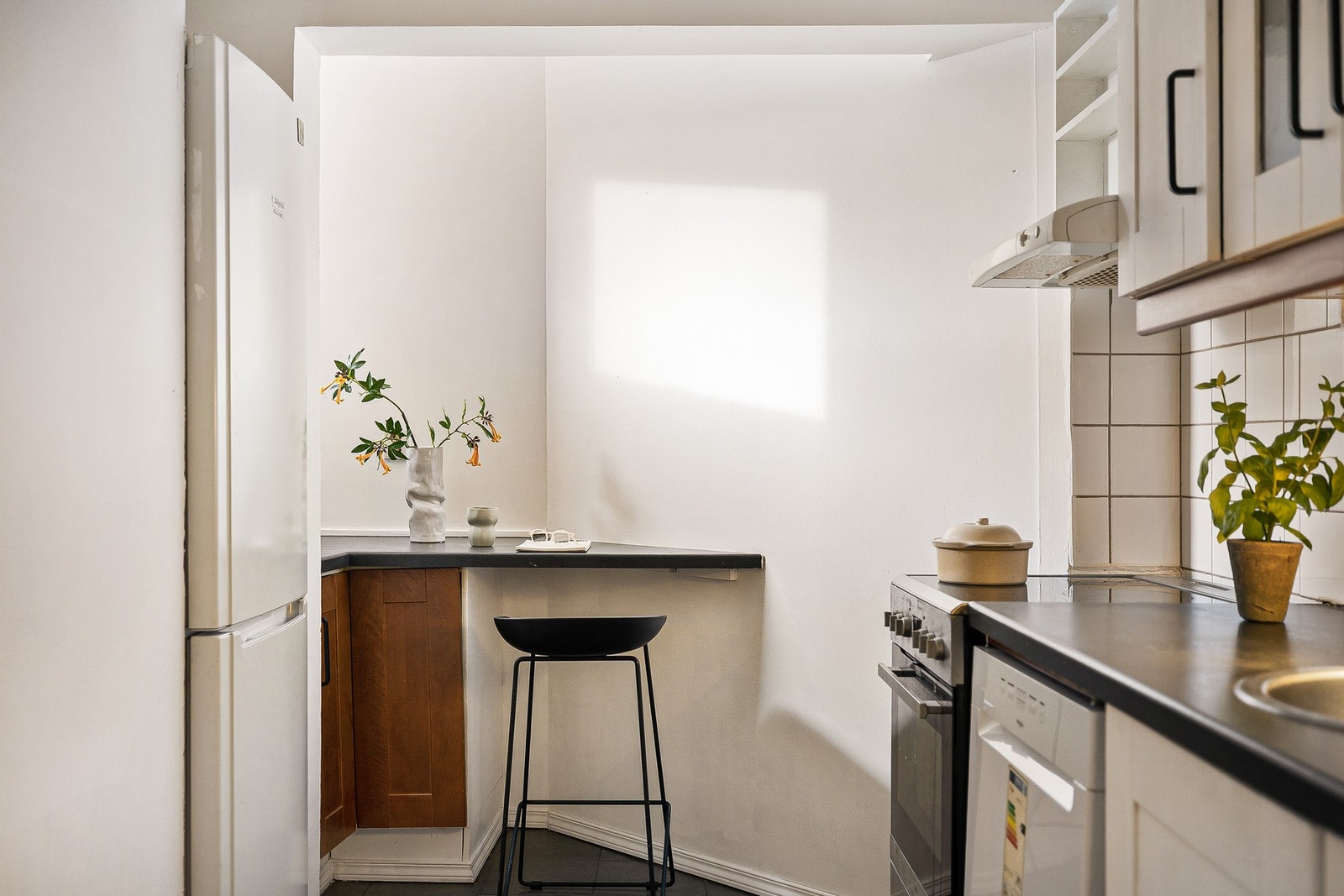 Kjøkkenet har en praktisk utforming som gir gode arbeidsforhold og effektiv arealutnyttelse. Galleribilde