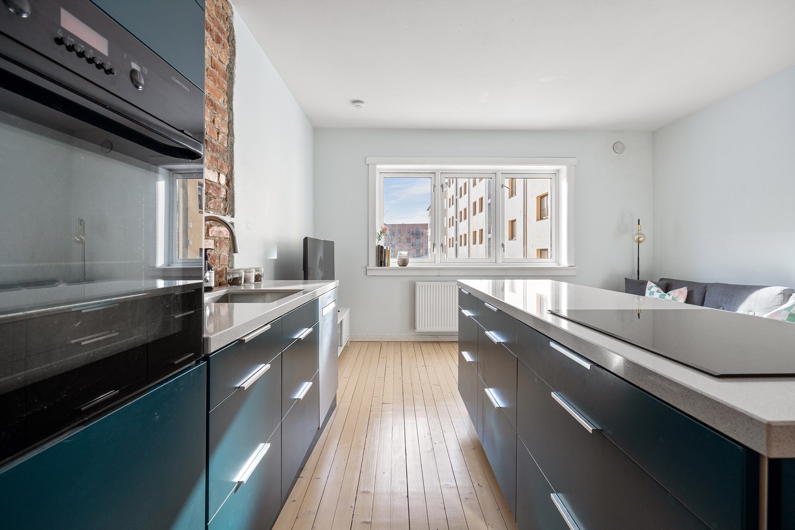 En svært lys og attraktiv leilighet med gjennomgående planløsning. Galleribilde