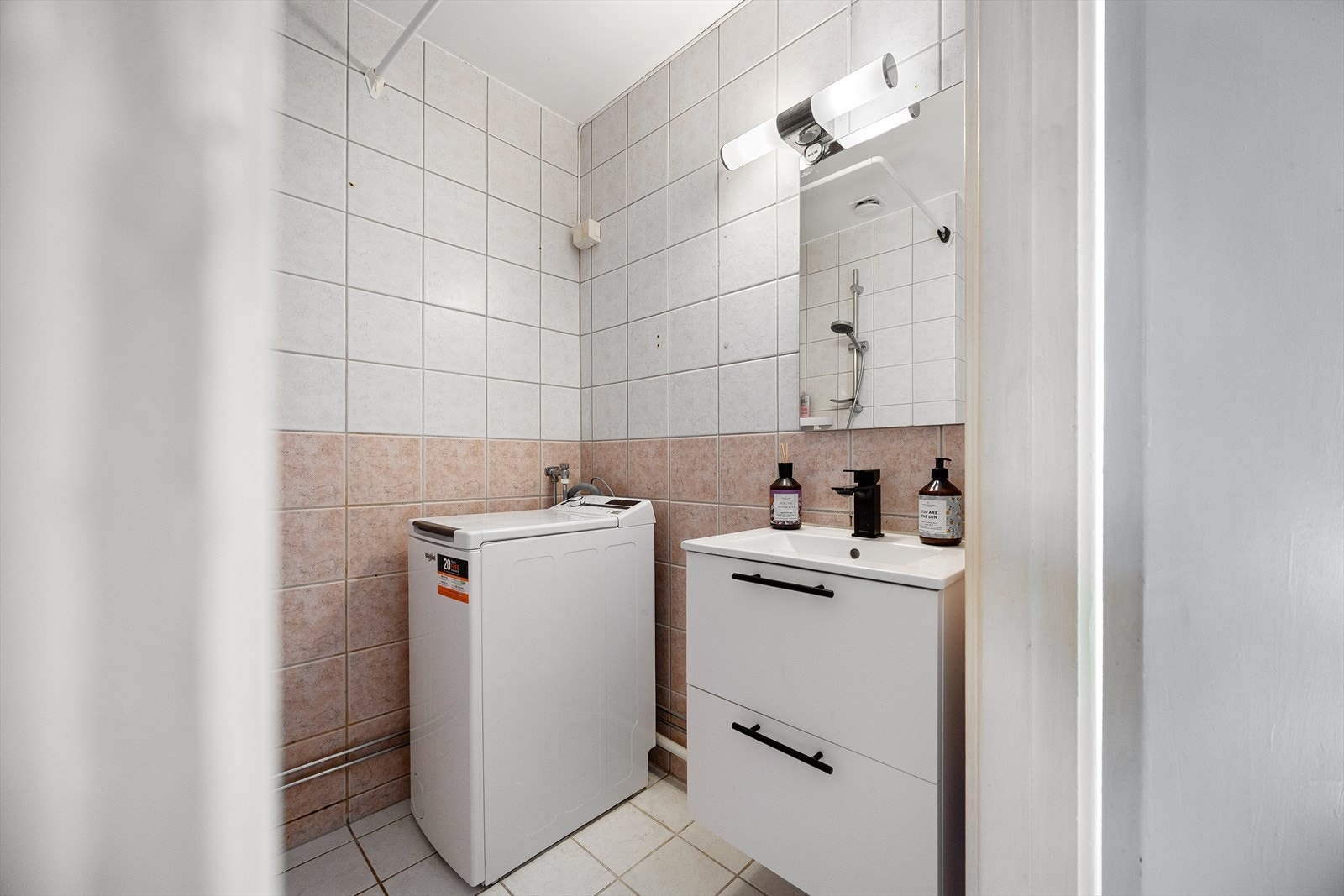 Baderommet | Flislagt bad med dusjnisje, servant med innredning og wc. I 2020 ble det utført bytte av servant og blandebatteri. Galleribilde