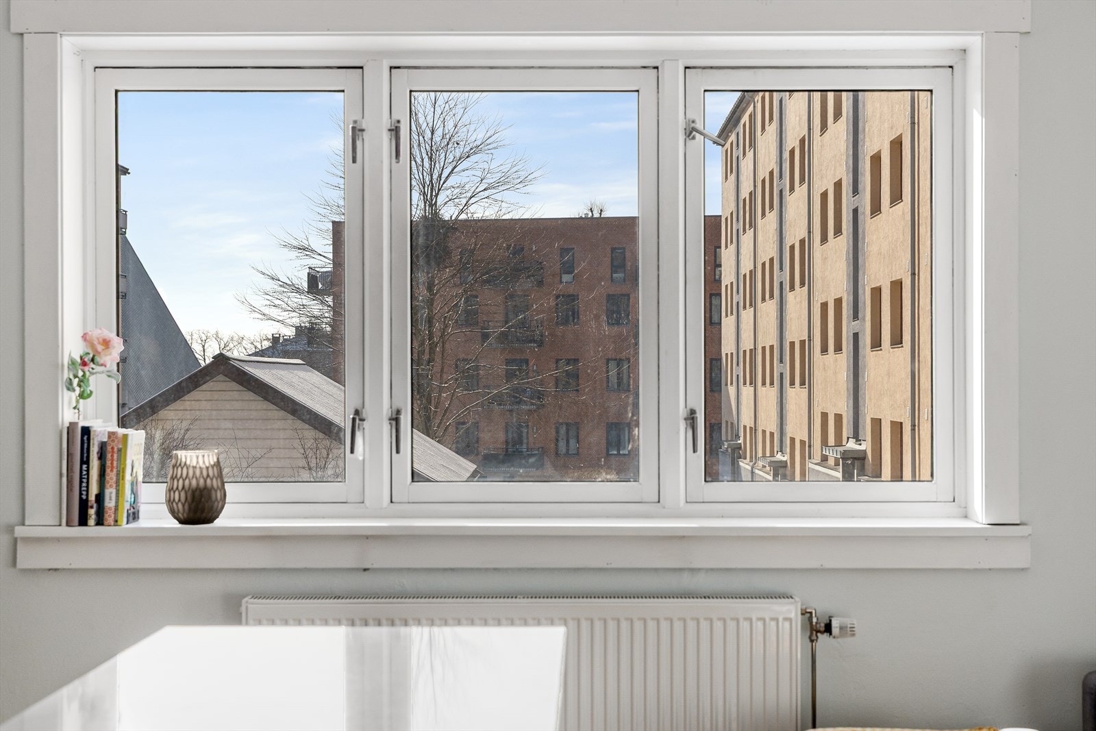 Store vindusflater gir gode lys- og solforhold. Galleribilde