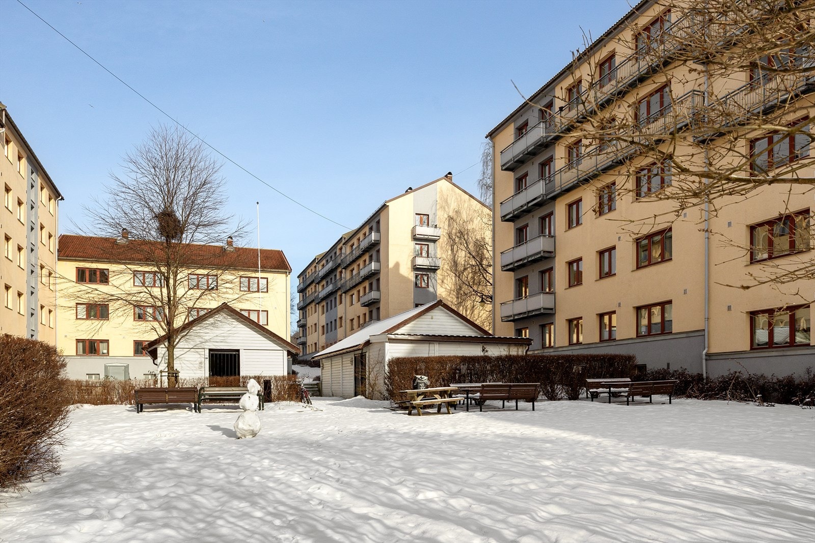 Rolig bakgård med sittegrupper. Galleribilde