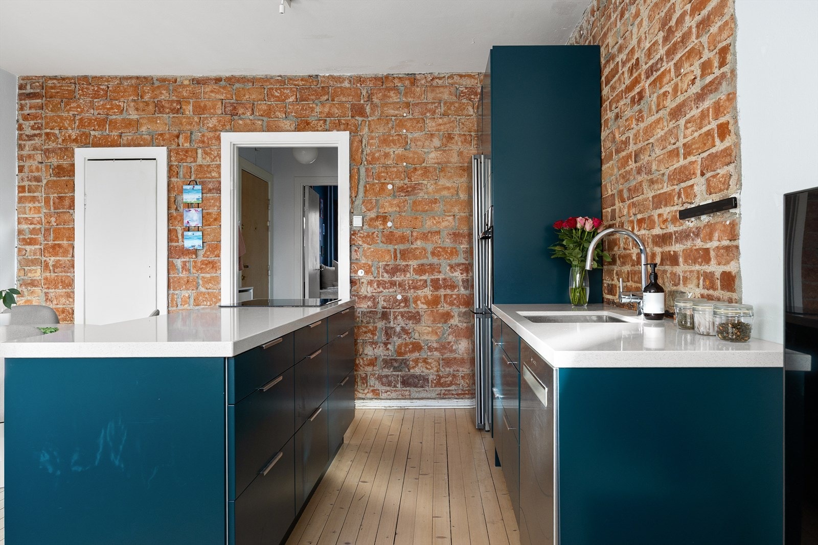 Kvalitetskjøkken fra 2016/2017 med innredning fra Epoq. Sjarmerende teglsteinsvegg som gir rommet et lunt og stilfullt preg. Galleribilde